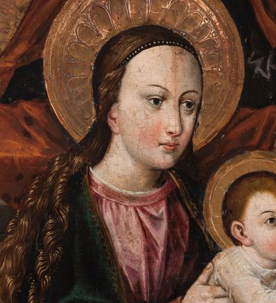 Zdjęcie nr 11: Obraz w formie stojącego prostokąta. Kompozycja trójplanowa. Na pierwszym planie, po bokach znajdują się Maria Salome ze św. Janem Ewangelistą oraz św. Elżbieta ze św. Janem Chrzcicielem. Na drugim planie umieszczona grupa z siedzącymi na ławie Matką Boską z Dzieciątkiem i św. Anną. Za nimi, za niską przegrodą stoją od lewej Zebedeusz, św. Józef i św. Joachim, nad nimi unosi się pośród obłoków półpostać Boga Ojca. 
W centrum siedzące Maria i św. Anna zwrócone ku sobie. Maria dwiema wyciągniętymi przed siebie rękami przytrzymuje stojące na jej kolanach Dzieciątko. Matka Boska ma owalną twarz z wysokim czołem, małymi oczami, prostym nosem i małymi ustami; okoloną długimi, kręconymi włosami opadającymi na ramiona, z opaską nad czołem. Ubrana jest w różową suknię oraz granatowy płaszcz ze złoconą lamówką zarzucony na ramiona i kolana. Dzieciątko zwrócone jest w trzech czwartych w lewo, dłońmi sięga po owoce, które na półmisku trzyma św. Anna, ma ugięte nóżki. Twarz okrągła o pełnych policzkach z wyraźnie zaznaczonym podbródkiem, o dużych oczach, zadartym nosie i pełnych ustach; okolona krótkimi włosami z lokiem na czole. Ubrane jest w długą, przezroczystą tunikę. Święta Anna lewą ręką trzyma półmisek z owocami, prawą podaje jeden Dzieciątku. Twarz o starczych rysach, dużych oczach skierowanych w dół, prostym nosie i małych ustach. Ubrana jest w zieloną suknię, czerwony płaszcz z żółtą podszewką, zarzucony na ramiona i kolana. Na głowie ma biały welon. Cała trójka ma wokół głów złocone i tłoczone w zaprawie nimby. 
W lewym dolnym narożu obrazu siedzi Maria Salome zwrócona w trzech czwartych w lewo, pochylona, lewą ręką przytrzymuje św. Jana Ewangelistę siedzącego na jej kolanach, w prawej, uniesionej trzyma białą różę. Ubrana jest w czerwoną suknię i jasnofioletowy płaszcz z zieloną podszewką, wokół głowy ma białą podwikę, na niej czepiec. Święty Jan ukazany jako niemowle, w pozycji siedzącej, zwrócony w trzech czwartych w prawo, obiema rękami podtrzymuje kielich, z którego wychodzi wąż. Twarz ma okrągłą, okoloną jasnymi włosami. W partii bioder przepasany jest białą pieluszką. Po prawej stronie obrazu ucięta postać św. Elżbiety, zwrócona w trzech czwartych w prawo, prawą ręką ujmuje twarz stojącego obok św. Jana Chrzciciela. Na jej kolanach leży otwarta księga. Święta ubrana jest w brązową suknię oraz czerwony płaszcz. Na głowie ma biały welon spięty ozdobną opaską z klejnotami. Po jej lewej stronie stoi św. Jan Chrzciciel ukazany jako dziecko, zwrócony w trzech czwartych w lewo, na prawym przedramieniu podtrzymuje baranka i laskę zakończoną krzyżem. Twarz ma trójkątną, o dużych oczach i nosie oraz otwartych ustach, okoloną krótkimi, kręconymi włosami. Ubrany jest w melotę. Na trzecim planie, za przegrodą, od lewej półpostać Zebedeusza, zwróconego w trzech czwartych w lewo, ukazanego jako dojrzały mężczyzna, o dużych oczach i nosie oraz pełnych ustach. Twarz ma okoloną długimi kręconymi brodą i włosami. Ubrany jest w zieloną tunikę, różowy płaszcz, na głowie ma czerwone nakrycie. Po jego lewej stronie półpostać św. Józefa zwróconego w trzech czwartych w lewo, który lewą rękę kładzie na ramieniu św. Joachima. Ukazany jest jako dojrzały mężczyzna, o dużych oczach i nosie oraz pełnych ustach. Twarz ma okoloną kręconą brodą i włosami sięgającymi ramion. Ubrany jest w czarną tunikę z kołnierzykiem, na ramiona ma narzucony brązowy płaszcz. Po jego lewej stronie półpostać św. Joachima zwróconego w trzech czwartych w prawo, z ugiętymi rękami, który tłumaczy coś św. Józefowi. Ukazany jest jako starzec, o dużych oczach i garbatym nosie oraz wąskich ustach. Twarz ma okoloną długą, jasną brodą. Ubrany jest w czerwoną tunikę, zielony płaszcz z żółtą podszewką o rozciętych rękawach oraz nakrycie głowy dekorowane wstęgą z kamieniem.
Ponad św. Józefem i św. Joachimem, wyłania się spośród obłoków niewielkie popiersie Boga Ojca, który lewą ręką podtrzymuje jabłko królewskie, prawą błogosławi. Ukazany jest jako starzec, ubrany w granatową tunikę i różowy płaszcz. Poniżej gołębica Ducha Świętego w glorii promienistej. Tło obrazu złocone, z tłoczoną dekoracją o wzorze roślinnym. U dołu obrazu napis „1516 / RENOVATVM / 1638 / RENOVATVM / 1825 / RENOVATVM 1921”.