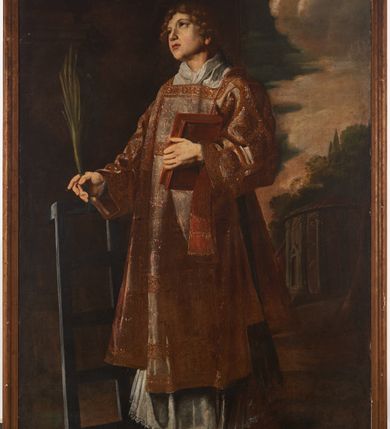 Zdjęcie nr 1: Obraz z całopostaciowym przedstawieniem św. Wawrzyńca trzymającego kratę, palmę męczeństwa oraz księgę stojącego na tle krajobrazu z fragmentem kościoła. 
