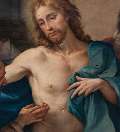 Zdjęcie nr 2: Obraz w formie leżącego prostokąta. Na pierwszym planie ukazany jest Chrystus ze św. Tomaszem, na drugim zaś dwie grupy apostołów. Jezus przedstawiony jest w centrum kompozycji, w półpostaci, frontalnie, z pochyloną głową skierowaną w prawo. Lewą ręką podtrzymuje na piersi płaszcz, prawą kładzie na ramieniu św. Tomasza. Twarz ma pociągłą, o półprzymkniętych oczach, prostym nosie i pełnych ustach, okoloną jasną, krótką brodą oraz jasnobrązowymi włosami, sięgającymi ramion. Wokół głowy ma nimb promienisty. Ubrany jest w białe perizonium, przewiązane przez biodra oraz jasnoniebieski płaszcz zarzucony na prawe ramię i plecy. Tors ma nagi, umięśniony, z raną w prawym boku. Po prawej stronie Chrystusa św. Tomasz ukazany w półpostaci, zwrócony profilem w lewo, przechylony na prawy bok, z prawą ręką wyciągniętą przed siebie, dotykającą rany Chrystusa. Ukazany jest jako starzec, okolony jasnobrązowymi brodą i włosami, z łysiną na głowie. Ubrany jest w jasnobrązową tunikę, odsłaniającą prawe ramię oraz żółty płaszcz zarzucony na lewe ramię. Na drugim planie, w lewej części obrazu grupa trzech apostołów, w tym św. Jana ukazanego jako młodzieńca, w zielonej tunice i czerwonym płaszczu oraz stojących za nim dwóch dojrzałych mężczyzn, okolonych krótkimi brodami i włosami. W prawej części obrazu grupa dwóch apostołów, ukazanych jako starców, okolonych siwymi brodami i włosami, jeden z łysiną na głowie. Scena ukazana we wnętrzu, z prześwitem w prawej części obrazu ukazującym różowo-żółte niebo. Obraz ujęty profilowaną, złoconą ramą.
