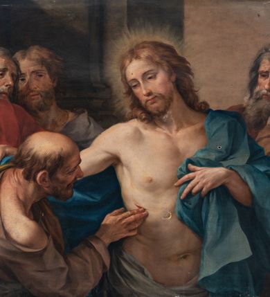 Zdjęcie nr 1: Obraz w formie leżącego prostokąta. Na pierwszym planie ukazany jest Chrystus ze św. Tomaszem, na drugim zaś dwie grupy apostołów. Jezus przedstawiony jest w centrum kompozycji, w półpostaci, frontalnie, z pochyloną głową skierowaną w prawo. Lewą ręką podtrzymuje na piersi płaszcz, prawą kładzie na ramieniu św. Tomasza. Twarz ma pociągłą, o półprzymkniętych oczach, prostym nosie i pełnych ustach, okoloną jasną, krótką brodą oraz jasnobrązowymi włosami, sięgającymi ramion. Wokół głowy ma nimb promienisty. Ubrany jest w białe perizonium, przewiązane przez biodra oraz jasnoniebieski płaszcz zarzucony na prawe ramię i plecy. Tors ma nagi, umięśniony, z raną w prawym boku. Po prawej stronie Chrystusa św. Tomasz ukazany w półpostaci, zwrócony profilem w lewo, przechylony na prawy bok, z prawą ręką wyciągniętą przed siebie, dotykającą rany Chrystusa. Ukazany jest jako starzec, okolony jasnobrązowymi brodą i włosami, z łysiną na głowie. Ubrany jest w jasnobrązową tunikę, odsłaniającą prawe ramię oraz żółty płaszcz zarzucony na lewe ramię. Na drugim planie, w lewej części obrazu grupa trzech apostołów, w tym św. Jana ukazanego jako młodzieńca, w zielonej tunice i czerwonym płaszczu oraz stojących za nim dwóch dojrzałych mężczyzn, okolonych krótkimi brodami i włosami. W prawej części obrazu grupa dwóch apostołów, ukazanych jako starców, okolonych siwymi brodami i włosami, jeden z łysiną na głowie. Scena ukazana we wnętrzu, z prześwitem w prawej części obrazu ukazującym różowo-żółte niebo. Obraz ujęty profilowaną, złoconą ramą.
