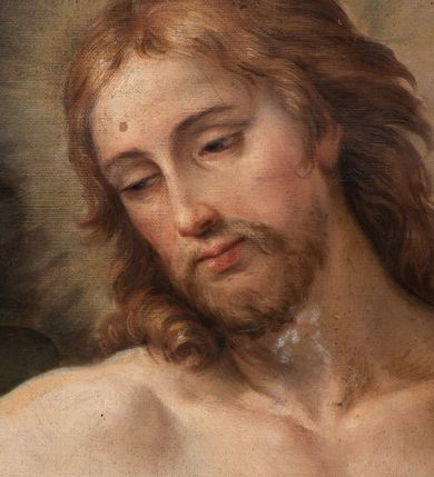 Zdjęcie nr 3: Obraz w formie leżącego prostokąta. Na pierwszym planie ukazany jest Chrystus ze św. Tomaszem, na drugim zaś dwie grupy apostołów. Jezus przedstawiony jest w centrum kompozycji, w półpostaci, frontalnie, z pochyloną głową skierowaną w prawo. Lewą ręką podtrzymuje na piersi płaszcz, prawą kładzie na ramieniu św. Tomasza. Twarz ma pociągłą, o półprzymkniętych oczach, prostym nosie i pełnych ustach, okoloną jasną, krótką brodą oraz jasnobrązowymi włosami, sięgającymi ramion. Wokół głowy ma nimb promienisty. Ubrany jest w białe perizonium, przewiązane przez biodra oraz jasnoniebieski płaszcz zarzucony na prawe ramię i plecy. Tors ma nagi, umięśniony, z raną w prawym boku. Po prawej stronie Chrystusa św. Tomasz ukazany w półpostaci, zwrócony profilem w lewo, przechylony na prawy bok, z prawą ręką wyciągniętą przed siebie, dotykającą rany Chrystusa. Ukazany jest jako starzec, okolony jasnobrązowymi brodą i włosami, z łysiną na głowie. Ubrany jest w jasnobrązową tunikę, odsłaniającą prawe ramię oraz żółty płaszcz zarzucony na lewe ramię. Na drugim planie, w lewej części obrazu grupa trzech apostołów, w tym św. Jana ukazanego jako młodzieńca, w zielonej tunice i czerwonym płaszczu oraz stojących za nim dwóch dojrzałych mężczyzn, okolonych krótkimi brodami i włosami. W prawej części obrazu grupa dwóch apostołów, ukazanych jako starców, okolonych siwymi brodami i włosami, jeden z łysiną na głowie. Scena ukazana we wnętrzu, z prześwitem w prawej części obrazu ukazującym różowo-żółte niebo. Obraz ujęty profilowaną, złoconą ramą.
