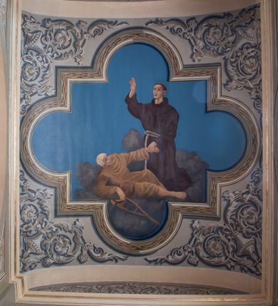 Zdjęcie nr 84: Kościół orientowany, murowany, trzynawowy. Typ halowy, z węższym, prostokątnym prezbiterium zamkniętym trójbocznie oraz z wieżą wbudowaną w zachodnią fasadę. Do prezbiterium od północy przylega zakrystia (do niej od zachodu klatka schodowa wiodąca do skarbca na piętrze), od południa natomiast kaplica Morsztynów z XVII wieku. Kaplica na planie prostokąta zamkniętego trójbocznie, z niszami w ściętych narożach, pod nią sklepiona krypta grobowa, opięta pilastrami wewnątrz i na zewnątrz. Od południa do korpusu przylega kruchta stanowiąca również kaplicę Matki Boskiej Pocieszenia. Korpus czteroprzęsłowy, nawy oddzielają arkady wsparte na filarach, pierwsze stanowią podparcie dla chóru. Nad nawami i prezbiterium strop imitujący sklepienie, na którym malowana dekoracja imitująca gurty, plafony oraz stiuki. Dekoracja ścian powtarza podziały wyznaczone przez arkady, namalowano na nich pilastry podtrzymujące belkowanie. W prezbiterium dwa okna usytuowane niedaleko ołtarza, w nawie osiem, wszystkie w kształcie stojącego prostokąta zamkniętego półkoliście, wypełnione witrażami z dekoracją geometryczną. Główne wejście od zachodu, drugie od północy, trzecie symetrycznie od południa przez kruchtę sklepioną kopułą, kolejne trzy do prezbiterium, od południa przez zakrystię i od północy przez kruchtę. 
Fasada zachodnia na cokole, podzielona gzymsami i lizenami, z wieżą zakończoną hełmem. Na osi drzwi w kształcie stojącego prostokąta flankowane prostokątnymi oknami, powyżej trzecie, większe okno zamknięte łukiem odcinkowym; kondygnację wieńczy gzyms. Druga kondygnacja powtarza podziały pierwszej. W środkowej osi okulus, powyżej dwudzielne okno zamknięte półkoliście. Nad nim tarcza zegara, kolejne dwie na ścianach bocznych. Kondygnacja ograniczona po bokach spływali wolutowymi i obeliskami zakończonymi kulami; przechodzi w wieżę. Powyżej gzyms podtrzymywany kroksztynami. Ostatnia kondygnacja o artykulacji ramowej z balkonami z każdej strony, powyżej wieńczącego gzymsu. Pozostałe elewacje na cokole, kontynuują podziały  lizenowo-ramowe, artykulacją podkreślają okna. Kaplica Morsztynów opięta pilastrami z głowicami, prezbiterium oszkarpowane. Dach nad nawą główną, kaplicą i prezbiterium dwuspadowy, na kruchtą południową kopuła, na wieży ozdobny hełm dołem wklęsły, dekorowany wolutami. Powyżej kopuła, na której latarnia przepruta arkadami i zwieńczona przewężoną w środku kopułą zakończoną ostrosłupem z kulą i krzyżem. 
Do najcenniejszych zabytków świątyni należą m.in. zaprojektowana przez Jana Delamarsa kaplica Morsztynów dekorowana stiukami z 1693 roku autorstwa Baltazara Fontany. Wewnątrz niej warto zwrócić uwagę na osiemnastowieczny ołtarz z przedstawieniem Oblicza Chrystusa i rzeźbionym antepedium. W ołtarz Ukrzyżowania znajdujący się w północnej nawie kościoła wkomponowano gotyckie rzeźby św. Jana i Marii. 