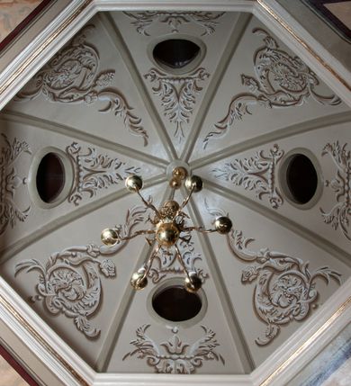 Zdjęcie nr 85: Kościół orientowany, murowany, trzynawowy. Typ halowy, z węższym, prostokątnym prezbiterium zamkniętym trójbocznie oraz z wieżą wbudowaną w zachodnią fasadę. Do prezbiterium od północy przylega zakrystia (do niej od zachodu klatka schodowa wiodąca do skarbca na piętrze), od południa natomiast kaplica Morsztynów z XVII wieku. Kaplica na planie prostokąta zamkniętego trójbocznie, z niszami w ściętych narożach, pod nią sklepiona krypta grobowa, opięta pilastrami wewnątrz i na zewnątrz. Od południa do korpusu przylega kruchta stanowiąca również kaplicę Matki Boskiej Pocieszenia. Korpus czteroprzęsłowy, nawy oddzielają arkady wsparte na filarach, pierwsze stanowią podparcie dla chóru. Nad nawami i prezbiterium strop imitujący sklepienie, na którym malowana dekoracja imitująca gurty, plafony oraz stiuki. Dekoracja ścian powtarza podziały wyznaczone przez arkady, namalowano na nich pilastry podtrzymujące belkowanie. W prezbiterium dwa okna usytuowane niedaleko ołtarza, w nawie osiem, wszystkie w kształcie stojącego prostokąta zamkniętego półkoliście, wypełnione witrażami z dekoracją geometryczną. Główne wejście od zachodu, drugie od północy, trzecie symetrycznie od południa przez kruchtę sklepioną kopułą, kolejne trzy do prezbiterium, od południa przez zakrystię i od północy przez kruchtę. 
Fasada zachodnia na cokole, podzielona gzymsami i lizenami, z wieżą zakończoną hełmem. Na osi drzwi w kształcie stojącego prostokąta flankowane prostokątnymi oknami, powyżej trzecie, większe okno zamknięte łukiem odcinkowym; kondygnację wieńczy gzyms. Druga kondygnacja powtarza podziały pierwszej. W środkowej osi okulus, powyżej dwudzielne okno zamknięte półkoliście. Nad nim tarcza zegara, kolejne dwie na ścianach bocznych. Kondygnacja ograniczona po bokach spływali wolutowymi i obeliskami zakończonymi kulami; przechodzi w wieżę. Powyżej gzyms podtrzymywany kroksztynami. Ostatnia kondygnacja o artykulacji ramowej z balkonami z każdej strony, powyżej wieńczącego gzymsu. Pozostałe elewacje na cokole, kontynuują podziały  lizenowo-ramowe, artykulacją podkreślają okna. Kaplica Morsztynów opięta pilastrami z głowicami, prezbiterium oszkarpowane. Dach nad nawą główną, kaplicą i prezbiterium dwuspadowy, na kruchtą południową kopuła, na wieży ozdobny hełm dołem wklęsły, dekorowany wolutami. Powyżej kopuła, na której latarnia przepruta arkadami i zwieńczona przewężoną w środku kopułą zakończoną ostrosłupem z kulą i krzyżem. 
Do najcenniejszych zabytków świątyni należą m.in. zaprojektowana przez Jana Delamarsa kaplica Morsztynów dekorowana stiukami z 1693 roku autorstwa Baltazara Fontany. Wewnątrz niej warto zwrócić uwagę na osiemnastowieczny ołtarz z przedstawieniem Oblicza Chrystusa i rzeźbionym antepedium. W ołtarz Ukrzyżowania znajdujący się w północnej nawie kościoła wkomponowano gotyckie rzeźby św. Jana i Marii. 