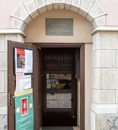 Zdjęcie nr 55: Kościół orientowany, murowany, trzynawowy. Typ halowy, z węższym, prostokątnym prezbiterium zamkniętym trójbocznie oraz z wieżą wbudowaną w zachodnią fasadę. Do prezbiterium od północy przylega zakrystia (do niej od zachodu klatka schodowa wiodąca do skarbca na piętrze), od południa natomiast kaplica Morsztynów z XVII wieku. Kaplica na planie prostokąta zamkniętego trójbocznie, z niszami w ściętych narożach, pod nią sklepiona krypta grobowa, opięta pilastrami wewnątrz i na zewnątrz. Od południa do korpusu przylega kruchta stanowiąca również kaplicę Matki Boskiej Pocieszenia. Korpus czteroprzęsłowy, nawy oddzielają arkady wsparte na filarach, pierwsze stanowią podparcie dla chóru. Nad nawami i prezbiterium strop imitujący sklepienie, na którym malowana dekoracja imitująca gurty, plafony oraz stiuki. Dekoracja ścian powtarza podziały wyznaczone przez arkady, namalowano na nich pilastry podtrzymujące belkowanie. W prezbiterium dwa okna usytuowane niedaleko ołtarza, w nawie osiem, wszystkie w kształcie stojącego prostokąta zamkniętego półkoliście, wypełnione witrażami z dekoracją geometryczną. Główne wejście od zachodu, drugie od północy, trzecie symetrycznie od południa przez kruchtę sklepioną kopułą, kolejne trzy do prezbiterium, od południa przez zakrystię i od północy przez kruchtę. 
Fasada zachodnia na cokole, podzielona gzymsami i lizenami, z wieżą zakończoną hełmem. Na osi drzwi w kształcie stojącego prostokąta flankowane prostokątnymi oknami, powyżej trzecie, większe okno zamknięte łukiem odcinkowym; kondygnację wieńczy gzyms. Druga kondygnacja powtarza podziały pierwszej. W środkowej osi okulus, powyżej dwudzielne okno zamknięte półkoliście. Nad nim tarcza zegara, kolejne dwie na ścianach bocznych. Kondygnacja ograniczona po bokach spływali wolutowymi i obeliskami zakończonymi kulami; przechodzi w wieżę. Powyżej gzyms podtrzymywany kroksztynami. Ostatnia kondygnacja o artykulacji ramowej z balkonami z każdej strony, powyżej wieńczącego gzymsu. Pozostałe elewacje na cokole, kontynuują podziały  lizenowo-ramowe, artykulacją podkreślają okna. Kaplica Morsztynów opięta pilastrami z głowicami, prezbiterium oszkarpowane. Dach nad nawą główną, kaplicą i prezbiterium dwuspadowy, na kruchtą południową kopuła, na wieży ozdobny hełm dołem wklęsły, dekorowany wolutami. Powyżej kopuła, na której latarnia przepruta arkadami i zwieńczona przewężoną w środku kopułą zakończoną ostrosłupem z kulą i krzyżem. 
Do najcenniejszych zabytków świątyni należą m.in. zaprojektowana przez Jana Delamarsa kaplica Morsztynów dekorowana stiukami z 1693 roku autorstwa Baltazara Fontany. Wewnątrz niej warto zwrócić uwagę na osiemnastowieczny ołtarz z przedstawieniem Oblicza Chrystusa i rzeźbionym antepedium. W ołtarz Ukrzyżowania znajdujący się w północnej nawie kościoła wkomponowano gotyckie rzeźby św. Jana i Marii. 