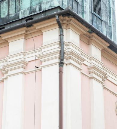 Zdjęcie nr 37: Kościół orientowany, murowany, trzynawowy. Typ halowy, z węższym, prostokątnym prezbiterium zamkniętym trójbocznie oraz z wieżą wbudowaną w zachodnią fasadę. Do prezbiterium od północy przylega zakrystia (do niej od zachodu klatka schodowa wiodąca do skarbca na piętrze), od południa natomiast kaplica Morsztynów z XVII wieku. Kaplica na planie prostokąta zamkniętego trójbocznie, z niszami w ściętych narożach, pod nią sklepiona krypta grobowa, opięta pilastrami wewnątrz i na zewnątrz. Od południa do korpusu przylega kruchta stanowiąca również kaplicę Matki Boskiej Pocieszenia. Korpus czteroprzęsłowy, nawy oddzielają arkady wsparte na filarach, pierwsze stanowią podparcie dla chóru. Nad nawami i prezbiterium strop imitujący sklepienie, na którym malowana dekoracja imitująca gurty, plafony oraz stiuki. Dekoracja ścian powtarza podziały wyznaczone przez arkady, namalowano na nich pilastry podtrzymujące belkowanie. W prezbiterium dwa okna usytuowane niedaleko ołtarza, w nawie osiem, wszystkie w kształcie stojącego prostokąta zamkniętego półkoliście, wypełnione witrażami z dekoracją geometryczną. Główne wejście od zachodu, drugie od północy, trzecie symetrycznie od południa przez kruchtę sklepioną kopułą, kolejne trzy do prezbiterium, od południa przez zakrystię i od północy przez kruchtę. 
Fasada zachodnia na cokole, podzielona gzymsami i lizenami, z wieżą zakończoną hełmem. Na osi drzwi w kształcie stojącego prostokąta flankowane prostokątnymi oknami, powyżej trzecie, większe okno zamknięte łukiem odcinkowym; kondygnację wieńczy gzyms. Druga kondygnacja powtarza podziały pierwszej. W środkowej osi okulus, powyżej dwudzielne okno zamknięte półkoliście. Nad nim tarcza zegara, kolejne dwie na ścianach bocznych. Kondygnacja ograniczona po bokach spływali wolutowymi i obeliskami zakończonymi kulami; przechodzi w wieżę. Powyżej gzyms podtrzymywany kroksztynami. Ostatnia kondygnacja o artykulacji ramowej z balkonami z każdej strony, powyżej wieńczącego gzymsu. Pozostałe elewacje na cokole, kontynuują podziały  lizenowo-ramowe, artykulacją podkreślają okna. Kaplica Morsztynów opięta pilastrami z głowicami, prezbiterium oszkarpowane. Dach nad nawą główną, kaplicą i prezbiterium dwuspadowy, na kruchtą południową kopuła, na wieży ozdobny hełm dołem wklęsły, dekorowany wolutami. Powyżej kopuła, na której latarnia przepruta arkadami i zwieńczona przewężoną w środku kopułą zakończoną ostrosłupem z kulą i krzyżem. 
Do najcenniejszych zabytków świątyni należą m.in. zaprojektowana przez Jana Delamarsa kaplica Morsztynów dekorowana stiukami z 1693 roku autorstwa Baltazara Fontany. Wewnątrz niej warto zwrócić uwagę na osiemnastowieczny ołtarz z przedstawieniem Oblicza Chrystusa i rzeźbionym antepedium. W ołtarz Ukrzyżowania znajdujący się w północnej nawie kościoła wkomponowano gotyckie rzeźby św. Jana i Marii. 