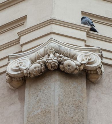 Zdjęcie nr 66: Kościół orientowany, murowany, trzynawowy. Typ halowy, z węższym, prostokątnym prezbiterium zamkniętym trójbocznie oraz z wieżą wbudowaną w zachodnią fasadę. Do prezbiterium od północy przylega zakrystia (do niej od zachodu klatka schodowa wiodąca do skarbca na piętrze), od południa natomiast kaplica Morsztynów z XVII wieku. Kaplica na planie prostokąta zamkniętego trójbocznie, z niszami w ściętych narożach, pod nią sklepiona krypta grobowa, opięta pilastrami wewnątrz i na zewnątrz. Od południa do korpusu przylega kruchta stanowiąca również kaplicę Matki Boskiej Pocieszenia. Korpus czteroprzęsłowy, nawy oddzielają arkady wsparte na filarach, pierwsze stanowią podparcie dla chóru. Nad nawami i prezbiterium strop imitujący sklepienie, na którym malowana dekoracja imitująca gurty, plafony oraz stiuki. Dekoracja ścian powtarza podziały wyznaczone przez arkady, namalowano na nich pilastry podtrzymujące belkowanie. W prezbiterium dwa okna usytuowane niedaleko ołtarza, w nawie osiem, wszystkie w kształcie stojącego prostokąta zamkniętego półkoliście, wypełnione witrażami z dekoracją geometryczną. Główne wejście od zachodu, drugie od północy, trzecie symetrycznie od południa przez kruchtę sklepioną kopułą, kolejne trzy do prezbiterium, od południa przez zakrystię i od północy przez kruchtę. 
Fasada zachodnia na cokole, podzielona gzymsami i lizenami, z wieżą zakończoną hełmem. Na osi drzwi w kształcie stojącego prostokąta flankowane prostokątnymi oknami, powyżej trzecie, większe okno zamknięte łukiem odcinkowym; kondygnację wieńczy gzyms. Druga kondygnacja powtarza podziały pierwszej. W środkowej osi okulus, powyżej dwudzielne okno zamknięte półkoliście. Nad nim tarcza zegara, kolejne dwie na ścianach bocznych. Kondygnacja ograniczona po bokach spływali wolutowymi i obeliskami zakończonymi kulami; przechodzi w wieżę. Powyżej gzyms podtrzymywany kroksztynami. Ostatnia kondygnacja o artykulacji ramowej z balkonami z każdej strony, powyżej wieńczącego gzymsu. Pozostałe elewacje na cokole, kontynuują podziały  lizenowo-ramowe, artykulacją podkreślają okna. Kaplica Morsztynów opięta pilastrami z głowicami, prezbiterium oszkarpowane. Dach nad nawą główną, kaplicą i prezbiterium dwuspadowy, na kruchtą południową kopuła, na wieży ozdobny hełm dołem wklęsły, dekorowany wolutami. Powyżej kopuła, na której latarnia przepruta arkadami i zwieńczona przewężoną w środku kopułą zakończoną ostrosłupem z kulą i krzyżem. 
Do najcenniejszych zabytków świątyni należą m.in. zaprojektowana przez Jana Delamarsa kaplica Morsztynów dekorowana stiukami z 1693 roku autorstwa Baltazara Fontany. Wewnątrz niej warto zwrócić uwagę na osiemnastowieczny ołtarz z przedstawieniem Oblicza Chrystusa i rzeźbionym antepedium. W ołtarz Ukrzyżowania znajdujący się w północnej nawie kościoła wkomponowano gotyckie rzeźby św. Jana i Marii. 