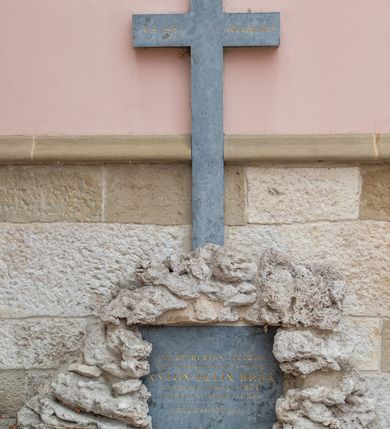 Zdjęcie nr 73: Kościół orientowany, murowany, trzynawowy. Typ halowy, z węższym, prostokątnym prezbiterium zamkniętym trójbocznie oraz z wieżą wbudowaną w zachodnią fasadę. Do prezbiterium od północy przylega zakrystia (do niej od zachodu klatka schodowa wiodąca do skarbca na piętrze), od południa natomiast kaplica Morsztynów z XVII wieku. Kaplica na planie prostokąta zamkniętego trójbocznie, z niszami w ściętych narożach, pod nią sklepiona krypta grobowa, opięta pilastrami wewnątrz i na zewnątrz. Od południa do korpusu przylega kruchta stanowiąca również kaplicę Matki Boskiej Pocieszenia. Korpus czteroprzęsłowy, nawy oddzielają arkady wsparte na filarach, pierwsze stanowią podparcie dla chóru. Nad nawami i prezbiterium strop imitujący sklepienie, na którym malowana dekoracja imitująca gurty, plafony oraz stiuki. Dekoracja ścian powtarza podziały wyznaczone przez arkady, namalowano na nich pilastry podtrzymujące belkowanie. W prezbiterium dwa okna usytuowane niedaleko ołtarza, w nawie osiem, wszystkie w kształcie stojącego prostokąta zamkniętego półkoliście, wypełnione witrażami z dekoracją geometryczną. Główne wejście od zachodu, drugie od północy, trzecie symetrycznie od południa przez kruchtę sklepioną kopułą, kolejne trzy do prezbiterium, od południa przez zakrystię i od północy przez kruchtę. 
Fasada zachodnia na cokole, podzielona gzymsami i lizenami, z wieżą zakończoną hełmem. Na osi drzwi w kształcie stojącego prostokąta flankowane prostokątnymi oknami, powyżej trzecie, większe okno zamknięte łukiem odcinkowym; kondygnację wieńczy gzyms. Druga kondygnacja powtarza podziały pierwszej. W środkowej osi okulus, powyżej dwudzielne okno zamknięte półkoliście. Nad nim tarcza zegara, kolejne dwie na ścianach bocznych. Kondygnacja ograniczona po bokach spływali wolutowymi i obeliskami zakończonymi kulami; przechodzi w wieżę. Powyżej gzyms podtrzymywany kroksztynami. Ostatnia kondygnacja o artykulacji ramowej z balkonami z każdej strony, powyżej wieńczącego gzymsu. Pozostałe elewacje na cokole, kontynuują podziały  lizenowo-ramowe, artykulacją podkreślają okna. Kaplica Morsztynów opięta pilastrami z głowicami, prezbiterium oszkarpowane. Dach nad nawą główną, kaplicą i prezbiterium dwuspadowy, na kruchtą południową kopuła, na wieży ozdobny hełm dołem wklęsły, dekorowany wolutami. Powyżej kopuła, na której latarnia przepruta arkadami i zwieńczona przewężoną w środku kopułą zakończoną ostrosłupem z kulą i krzyżem. 
Do najcenniejszych zabytków świątyni należą m.in. zaprojektowana przez Jana Delamarsa kaplica Morsztynów dekorowana stiukami z 1693 roku autorstwa Baltazara Fontany. Wewnątrz niej warto zwrócić uwagę na osiemnastowieczny ołtarz z przedstawieniem Oblicza Chrystusa i rzeźbionym antepedium. W ołtarz Ukrzyżowania znajdujący się w północnej nawie kościoła wkomponowano gotyckie rzeźby św. Jana i Marii. 