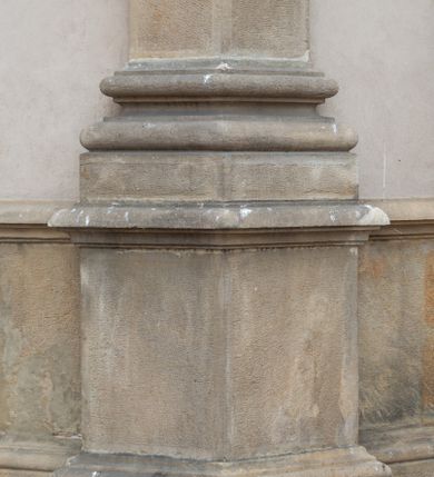 Zdjęcie nr 63: Kościół orientowany, murowany, trzynawowy. Typ halowy, z węższym, prostokątnym prezbiterium zamkniętym trójbocznie oraz z wieżą wbudowaną w zachodnią fasadę. Do prezbiterium od północy przylega zakrystia (do niej od zachodu klatka schodowa wiodąca do skarbca na piętrze), od południa natomiast kaplica Morsztynów z XVII wieku. Kaplica na planie prostokąta zamkniętego trójbocznie, z niszami w ściętych narożach, pod nią sklepiona krypta grobowa, opięta pilastrami wewnątrz i na zewnątrz. Od południa do korpusu przylega kruchta stanowiąca również kaplicę Matki Boskiej Pocieszenia. Korpus czteroprzęsłowy, nawy oddzielają arkady wsparte na filarach, pierwsze stanowią podparcie dla chóru. Nad nawami i prezbiterium strop imitujący sklepienie, na którym malowana dekoracja imitująca gurty, plafony oraz stiuki. Dekoracja ścian powtarza podziały wyznaczone przez arkady, namalowano na nich pilastry podtrzymujące belkowanie. W prezbiterium dwa okna usytuowane niedaleko ołtarza, w nawie osiem, wszystkie w kształcie stojącego prostokąta zamkniętego półkoliście, wypełnione witrażami z dekoracją geometryczną. Główne wejście od zachodu, drugie od północy, trzecie symetrycznie od południa przez kruchtę sklepioną kopułą, kolejne trzy do prezbiterium, od południa przez zakrystię i od północy przez kruchtę. 
Fasada zachodnia na cokole, podzielona gzymsami i lizenami, z wieżą zakończoną hełmem. Na osi drzwi w kształcie stojącego prostokąta flankowane prostokątnymi oknami, powyżej trzecie, większe okno zamknięte łukiem odcinkowym; kondygnację wieńczy gzyms. Druga kondygnacja powtarza podziały pierwszej. W środkowej osi okulus, powyżej dwudzielne okno zamknięte półkoliście. Nad nim tarcza zegara, kolejne dwie na ścianach bocznych. Kondygnacja ograniczona po bokach spływali wolutowymi i obeliskami zakończonymi kulami; przechodzi w wieżę. Powyżej gzyms podtrzymywany kroksztynami. Ostatnia kondygnacja o artykulacji ramowej z balkonami z każdej strony, powyżej wieńczącego gzymsu. Pozostałe elewacje na cokole, kontynuują podziały  lizenowo-ramowe, artykulacją podkreślają okna. Kaplica Morsztynów opięta pilastrami z głowicami, prezbiterium oszkarpowane. Dach nad nawą główną, kaplicą i prezbiterium dwuspadowy, na kruchtą południową kopuła, na wieży ozdobny hełm dołem wklęsły, dekorowany wolutami. Powyżej kopuła, na której latarnia przepruta arkadami i zwieńczona przewężoną w środku kopułą zakończoną ostrosłupem z kulą i krzyżem. 
Do najcenniejszych zabytków świątyni należą m.in. zaprojektowana przez Jana Delamarsa kaplica Morsztynów dekorowana stiukami z 1693 roku autorstwa Baltazara Fontany. Wewnątrz niej warto zwrócić uwagę na osiemnastowieczny ołtarz z przedstawieniem Oblicza Chrystusa i rzeźbionym antepedium. W ołtarz Ukrzyżowania znajdujący się w północnej nawie kościoła wkomponowano gotyckie rzeźby św. Jana i Marii. 