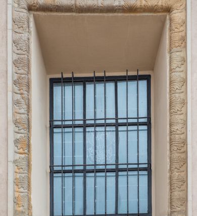 Zdjęcie nr 53: Kościół orientowany, murowany, trzynawowy. Typ halowy, z węższym, prostokątnym prezbiterium zamkniętym trójbocznie oraz z wieżą wbudowaną w zachodnią fasadę. Do prezbiterium od północy przylega zakrystia (do niej od zachodu klatka schodowa wiodąca do skarbca na piętrze), od południa natomiast kaplica Morsztynów z XVII wieku. Kaplica na planie prostokąta zamkniętego trójbocznie, z niszami w ściętych narożach, pod nią sklepiona krypta grobowa, opięta pilastrami wewnątrz i na zewnątrz. Od południa do korpusu przylega kruchta stanowiąca również kaplicę Matki Boskiej Pocieszenia. Korpus czteroprzęsłowy, nawy oddzielają arkady wsparte na filarach, pierwsze stanowią podparcie dla chóru. Nad nawami i prezbiterium strop imitujący sklepienie, na którym malowana dekoracja imitująca gurty, plafony oraz stiuki. Dekoracja ścian powtarza podziały wyznaczone przez arkady, namalowano na nich pilastry podtrzymujące belkowanie. W prezbiterium dwa okna usytuowane niedaleko ołtarza, w nawie osiem, wszystkie w kształcie stojącego prostokąta zamkniętego półkoliście, wypełnione witrażami z dekoracją geometryczną. Główne wejście od zachodu, drugie od północy, trzecie symetrycznie od południa przez kruchtę sklepioną kopułą, kolejne trzy do prezbiterium, od południa przez zakrystię i od północy przez kruchtę. 
Fasada zachodnia na cokole, podzielona gzymsami i lizenami, z wieżą zakończoną hełmem. Na osi drzwi w kształcie stojącego prostokąta flankowane prostokątnymi oknami, powyżej trzecie, większe okno zamknięte łukiem odcinkowym; kondygnację wieńczy gzyms. Druga kondygnacja powtarza podziały pierwszej. W środkowej osi okulus, powyżej dwudzielne okno zamknięte półkoliście. Nad nim tarcza zegara, kolejne dwie na ścianach bocznych. Kondygnacja ograniczona po bokach spływali wolutowymi i obeliskami zakończonymi kulami; przechodzi w wieżę. Powyżej gzyms podtrzymywany kroksztynami. Ostatnia kondygnacja o artykulacji ramowej z balkonami z każdej strony, powyżej wieńczącego gzymsu. Pozostałe elewacje na cokole, kontynuują podziały  lizenowo-ramowe, artykulacją podkreślają okna. Kaplica Morsztynów opięta pilastrami z głowicami, prezbiterium oszkarpowane. Dach nad nawą główną, kaplicą i prezbiterium dwuspadowy, na kruchtą południową kopuła, na wieży ozdobny hełm dołem wklęsły, dekorowany wolutami. Powyżej kopuła, na której latarnia przepruta arkadami i zwieńczona przewężoną w środku kopułą zakończoną ostrosłupem z kulą i krzyżem. 
Do najcenniejszych zabytków świątyni należą m.in. zaprojektowana przez Jana Delamarsa kaplica Morsztynów dekorowana stiukami z 1693 roku autorstwa Baltazara Fontany. Wewnątrz niej warto zwrócić uwagę na osiemnastowieczny ołtarz z przedstawieniem Oblicza Chrystusa i rzeźbionym antepedium. W ołtarz Ukrzyżowania znajdujący się w północnej nawie kościoła wkomponowano gotyckie rzeźby św. Jana i Marii. 