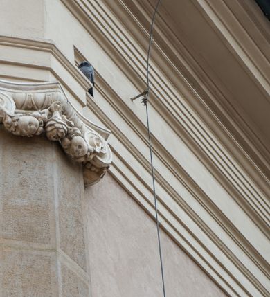 Zdjęcie nr 65: Kościół orientowany, murowany, trzynawowy. Typ halowy, z węższym, prostokątnym prezbiterium zamkniętym trójbocznie oraz z wieżą wbudowaną w zachodnią fasadę. Do prezbiterium od północy przylega zakrystia (do niej od zachodu klatka schodowa wiodąca do skarbca na piętrze), od południa natomiast kaplica Morsztynów z XVII wieku. Kaplica na planie prostokąta zamkniętego trójbocznie, z niszami w ściętych narożach, pod nią sklepiona krypta grobowa, opięta pilastrami wewnątrz i na zewnątrz. Od południa do korpusu przylega kruchta stanowiąca również kaplicę Matki Boskiej Pocieszenia. Korpus czteroprzęsłowy, nawy oddzielają arkady wsparte na filarach, pierwsze stanowią podparcie dla chóru. Nad nawami i prezbiterium strop imitujący sklepienie, na którym malowana dekoracja imitująca gurty, plafony oraz stiuki. Dekoracja ścian powtarza podziały wyznaczone przez arkady, namalowano na nich pilastry podtrzymujące belkowanie. W prezbiterium dwa okna usytuowane niedaleko ołtarza, w nawie osiem, wszystkie w kształcie stojącego prostokąta zamkniętego półkoliście, wypełnione witrażami z dekoracją geometryczną. Główne wejście od zachodu, drugie od północy, trzecie symetrycznie od południa przez kruchtę sklepioną kopułą, kolejne trzy do prezbiterium, od południa przez zakrystię i od północy przez kruchtę. 
Fasada zachodnia na cokole, podzielona gzymsami i lizenami, z wieżą zakończoną hełmem. Na osi drzwi w kształcie stojącego prostokąta flankowane prostokątnymi oknami, powyżej trzecie, większe okno zamknięte łukiem odcinkowym; kondygnację wieńczy gzyms. Druga kondygnacja powtarza podziały pierwszej. W środkowej osi okulus, powyżej dwudzielne okno zamknięte półkoliście. Nad nim tarcza zegara, kolejne dwie na ścianach bocznych. Kondygnacja ograniczona po bokach spływali wolutowymi i obeliskami zakończonymi kulami; przechodzi w wieżę. Powyżej gzyms podtrzymywany kroksztynami. Ostatnia kondygnacja o artykulacji ramowej z balkonami z każdej strony, powyżej wieńczącego gzymsu. Pozostałe elewacje na cokole, kontynuują podziały  lizenowo-ramowe, artykulacją podkreślają okna. Kaplica Morsztynów opięta pilastrami z głowicami, prezbiterium oszkarpowane. Dach nad nawą główną, kaplicą i prezbiterium dwuspadowy, na kruchtą południową kopuła, na wieży ozdobny hełm dołem wklęsły, dekorowany wolutami. Powyżej kopuła, na której latarnia przepruta arkadami i zwieńczona przewężoną w środku kopułą zakończoną ostrosłupem z kulą i krzyżem. 
Do najcenniejszych zabytków świątyni należą m.in. zaprojektowana przez Jana Delamarsa kaplica Morsztynów dekorowana stiukami z 1693 roku autorstwa Baltazara Fontany. Wewnątrz niej warto zwrócić uwagę na osiemnastowieczny ołtarz z przedstawieniem Oblicza Chrystusa i rzeźbionym antepedium. W ołtarz Ukrzyżowania znajdujący się w północnej nawie kościoła wkomponowano gotyckie rzeźby św. Jana i Marii. 