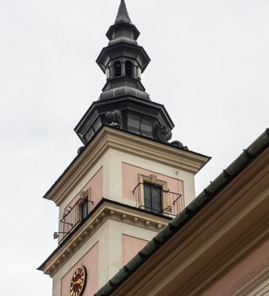 Zdjęcie nr 14: Kościół orientowany, murowany, trzynawowy. Typ halowy, z węższym, prostokątnym prezbiterium zamkniętym trójbocznie oraz z wieżą wbudowaną w zachodnią fasadę. Do prezbiterium od północy przylega zakrystia (do niej od zachodu klatka schodowa wiodąca do skarbca na piętrze), od południa natomiast kaplica Morsztynów z XVII wieku. Kaplica na planie prostokąta zamkniętego trójbocznie, z niszami w ściętych narożach, pod nią sklepiona krypta grobowa, opięta pilastrami wewnątrz i na zewnątrz. Od południa do korpusu przylega kruchta stanowiąca również kaplicę Matki Boskiej Pocieszenia. Korpus czteroprzęsłowy, nawy oddzielają arkady wsparte na filarach, pierwsze stanowią podparcie dla chóru. Nad nawami i prezbiterium strop imitujący sklepienie, na którym malowana dekoracja imitująca gurty, plafony oraz stiuki. Dekoracja ścian powtarza podziały wyznaczone przez arkady, namalowano na nich pilastry podtrzymujące belkowanie. W prezbiterium dwa okna usytuowane niedaleko ołtarza, w nawie osiem, wszystkie w kształcie stojącego prostokąta zamkniętego półkoliście, wypełnione witrażami z dekoracją geometryczną. Główne wejście od zachodu, drugie od północy, trzecie symetrycznie od południa przez kruchtę sklepioną kopułą, kolejne trzy do prezbiterium, od południa przez zakrystię i od północy przez kruchtę. 
Fasada zachodnia na cokole, podzielona gzymsami i lizenami, z wieżą zakończoną hełmem. Na osi drzwi w kształcie stojącego prostokąta flankowane prostokątnymi oknami, powyżej trzecie, większe okno zamknięte łukiem odcinkowym; kondygnację wieńczy gzyms. Druga kondygnacja powtarza podziały pierwszej. W środkowej osi okulus, powyżej dwudzielne okno zamknięte półkoliście. Nad nim tarcza zegara, kolejne dwie na ścianach bocznych. Kondygnacja ograniczona po bokach spływali wolutowymi i obeliskami zakończonymi kulami; przechodzi w wieżę. Powyżej gzyms podtrzymywany kroksztynami. Ostatnia kondygnacja o artykulacji ramowej z balkonami z każdej strony, powyżej wieńczącego gzymsu. Pozostałe elewacje na cokole, kontynuują podziały  lizenowo-ramowe, artykulacją podkreślają okna. Kaplica Morsztynów opięta pilastrami z głowicami, prezbiterium oszkarpowane. Dach nad nawą główną, kaplicą i prezbiterium dwuspadowy, na kruchtą południową kopuła, na wieży ozdobny hełm dołem wklęsły, dekorowany wolutami. Powyżej kopuła, na której latarnia przepruta arkadami i zwieńczona przewężoną w środku kopułą zakończoną ostrosłupem z kulą i krzyżem. 
Do najcenniejszych zabytków świątyni należą m.in. zaprojektowana przez Jana Delamarsa kaplica Morsztynów dekorowana stiukami z 1693 roku autorstwa Baltazara Fontany. Wewnątrz niej warto zwrócić uwagę na osiemnastowieczny ołtarz z przedstawieniem Oblicza Chrystusa i rzeźbionym antepedium. W ołtarz Ukrzyżowania znajdujący się w północnej nawie kościoła wkomponowano gotyckie rzeźby św. Jana i Marii. 