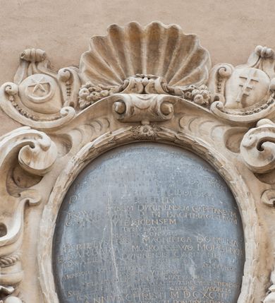 Zdjęcie nr 72: Kościół orientowany, murowany, trzynawowy. Typ halowy, z węższym, prostokątnym prezbiterium zamkniętym trójbocznie oraz z wieżą wbudowaną w zachodnią fasadę. Do prezbiterium od północy przylega zakrystia (do niej od zachodu klatka schodowa wiodąca do skarbca na piętrze), od południa natomiast kaplica Morsztynów z XVII wieku. Kaplica na planie prostokąta zamkniętego trójbocznie, z niszami w ściętych narożach, pod nią sklepiona krypta grobowa, opięta pilastrami wewnątrz i na zewnątrz. Od południa do korpusu przylega kruchta stanowiąca również kaplicę Matki Boskiej Pocieszenia. Korpus czteroprzęsłowy, nawy oddzielają arkady wsparte na filarach, pierwsze stanowią podparcie dla chóru. Nad nawami i prezbiterium strop imitujący sklepienie, na którym malowana dekoracja imitująca gurty, plafony oraz stiuki. Dekoracja ścian powtarza podziały wyznaczone przez arkady, namalowano na nich pilastry podtrzymujące belkowanie. W prezbiterium dwa okna usytuowane niedaleko ołtarza, w nawie osiem, wszystkie w kształcie stojącego prostokąta zamkniętego półkoliście, wypełnione witrażami z dekoracją geometryczną. Główne wejście od zachodu, drugie od północy, trzecie symetrycznie od południa przez kruchtę sklepioną kopułą, kolejne trzy do prezbiterium, od południa przez zakrystię i od północy przez kruchtę. 
Fasada zachodnia na cokole, podzielona gzymsami i lizenami, z wieżą zakończoną hełmem. Na osi drzwi w kształcie stojącego prostokąta flankowane prostokątnymi oknami, powyżej trzecie, większe okno zamknięte łukiem odcinkowym; kondygnację wieńczy gzyms. Druga kondygnacja powtarza podziały pierwszej. W środkowej osi okulus, powyżej dwudzielne okno zamknięte półkoliście. Nad nim tarcza zegara, kolejne dwie na ścianach bocznych. Kondygnacja ograniczona po bokach spływali wolutowymi i obeliskami zakończonymi kulami; przechodzi w wieżę. Powyżej gzyms podtrzymywany kroksztynami. Ostatnia kondygnacja o artykulacji ramowej z balkonami z każdej strony, powyżej wieńczącego gzymsu. Pozostałe elewacje na cokole, kontynuują podziały  lizenowo-ramowe, artykulacją podkreślają okna. Kaplica Morsztynów opięta pilastrami z głowicami, prezbiterium oszkarpowane. Dach nad nawą główną, kaplicą i prezbiterium dwuspadowy, na kruchtą południową kopuła, na wieży ozdobny hełm dołem wklęsły, dekorowany wolutami. Powyżej kopuła, na której latarnia przepruta arkadami i zwieńczona przewężoną w środku kopułą zakończoną ostrosłupem z kulą i krzyżem. 
Do najcenniejszych zabytków świątyni należą m.in. zaprojektowana przez Jana Delamarsa kaplica Morsztynów dekorowana stiukami z 1693 roku autorstwa Baltazara Fontany. Wewnątrz niej warto zwrócić uwagę na osiemnastowieczny ołtarz z przedstawieniem Oblicza Chrystusa i rzeźbionym antepedium. W ołtarz Ukrzyżowania znajdujący się w północnej nawie kościoła wkomponowano gotyckie rzeźby św. Jana i Marii. 