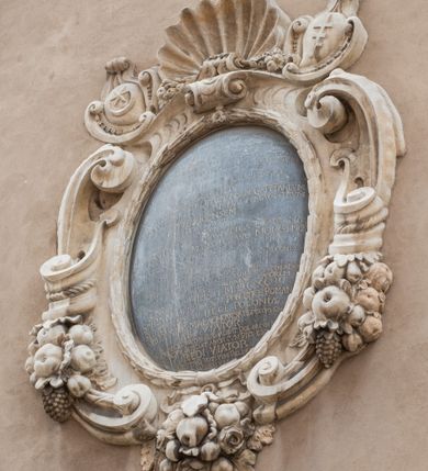 Zdjęcie nr 71: Kościół orientowany, murowany, trzynawowy. Typ halowy, z węższym, prostokątnym prezbiterium zamkniętym trójbocznie oraz z wieżą wbudowaną w zachodnią fasadę. Do prezbiterium od północy przylega zakrystia (do niej od zachodu klatka schodowa wiodąca do skarbca na piętrze), od południa natomiast kaplica Morsztynów z XVII wieku. Kaplica na planie prostokąta zamkniętego trójbocznie, z niszami w ściętych narożach, pod nią sklepiona krypta grobowa, opięta pilastrami wewnątrz i na zewnątrz. Od południa do korpusu przylega kruchta stanowiąca również kaplicę Matki Boskiej Pocieszenia. Korpus czteroprzęsłowy, nawy oddzielają arkady wsparte na filarach, pierwsze stanowią podparcie dla chóru. Nad nawami i prezbiterium strop imitujący sklepienie, na którym malowana dekoracja imitująca gurty, plafony oraz stiuki. Dekoracja ścian powtarza podziały wyznaczone przez arkady, namalowano na nich pilastry podtrzymujące belkowanie. W prezbiterium dwa okna usytuowane niedaleko ołtarza, w nawie osiem, wszystkie w kształcie stojącego prostokąta zamkniętego półkoliście, wypełnione witrażami z dekoracją geometryczną. Główne wejście od zachodu, drugie od północy, trzecie symetrycznie od południa przez kruchtę sklepioną kopułą, kolejne trzy do prezbiterium, od południa przez zakrystię i od północy przez kruchtę. 
Fasada zachodnia na cokole, podzielona gzymsami i lizenami, z wieżą zakończoną hełmem. Na osi drzwi w kształcie stojącego prostokąta flankowane prostokątnymi oknami, powyżej trzecie, większe okno zamknięte łukiem odcinkowym; kondygnację wieńczy gzyms. Druga kondygnacja powtarza podziały pierwszej. W środkowej osi okulus, powyżej dwudzielne okno zamknięte półkoliście. Nad nim tarcza zegara, kolejne dwie na ścianach bocznych. Kondygnacja ograniczona po bokach spływali wolutowymi i obeliskami zakończonymi kulami; przechodzi w wieżę. Powyżej gzyms podtrzymywany kroksztynami. Ostatnia kondygnacja o artykulacji ramowej z balkonami z każdej strony, powyżej wieńczącego gzymsu. Pozostałe elewacje na cokole, kontynuują podziały  lizenowo-ramowe, artykulacją podkreślają okna. Kaplica Morsztynów opięta pilastrami z głowicami, prezbiterium oszkarpowane. Dach nad nawą główną, kaplicą i prezbiterium dwuspadowy, na kruchtą południową kopuła, na wieży ozdobny hełm dołem wklęsły, dekorowany wolutami. Powyżej kopuła, na której latarnia przepruta arkadami i zwieńczona przewężoną w środku kopułą zakończoną ostrosłupem z kulą i krzyżem. 
Do najcenniejszych zabytków świątyni należą m.in. zaprojektowana przez Jana Delamarsa kaplica Morsztynów dekorowana stiukami z 1693 roku autorstwa Baltazara Fontany. Wewnątrz niej warto zwrócić uwagę na osiemnastowieczny ołtarz z przedstawieniem Oblicza Chrystusa i rzeźbionym antepedium. W ołtarz Ukrzyżowania znajdujący się w północnej nawie kościoła wkomponowano gotyckie rzeźby św. Jana i Marii. 