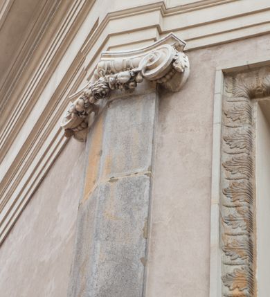 Zdjęcie nr 40: Kościół orientowany, murowany, trzynawowy. Typ halowy, z węższym, prostokątnym prezbiterium zamkniętym trójbocznie oraz z wieżą wbudowaną w zachodnią fasadę. Do prezbiterium od północy przylega zakrystia (do niej od zachodu klatka schodowa wiodąca do skarbca na piętrze), od południa natomiast kaplica Morsztynów z XVII wieku. Kaplica na planie prostokąta zamkniętego trójbocznie, z niszami w ściętych narożach, pod nią sklepiona krypta grobowa, opięta pilastrami wewnątrz i na zewnątrz. Od południa do korpusu przylega kruchta stanowiąca również kaplicę Matki Boskiej Pocieszenia. Korpus czteroprzęsłowy, nawy oddzielają arkady wsparte na filarach, pierwsze stanowią podparcie dla chóru. Nad nawami i prezbiterium strop imitujący sklepienie, na którym malowana dekoracja imitująca gurty, plafony oraz stiuki. Dekoracja ścian powtarza podziały wyznaczone przez arkady, namalowano na nich pilastry podtrzymujące belkowanie. W prezbiterium dwa okna usytuowane niedaleko ołtarza, w nawie osiem, wszystkie w kształcie stojącego prostokąta zamkniętego półkoliście, wypełnione witrażami z dekoracją geometryczną. Główne wejście od zachodu, drugie od północy, trzecie symetrycznie od południa przez kruchtę sklepioną kopułą, kolejne trzy do prezbiterium, od południa przez zakrystię i od północy przez kruchtę. 
Fasada zachodnia na cokole, podzielona gzymsami i lizenami, z wieżą zakończoną hełmem. Na osi drzwi w kształcie stojącego prostokąta flankowane prostokątnymi oknami, powyżej trzecie, większe okno zamknięte łukiem odcinkowym; kondygnację wieńczy gzyms. Druga kondygnacja powtarza podziały pierwszej. W środkowej osi okulus, powyżej dwudzielne okno zamknięte półkoliście. Nad nim tarcza zegara, kolejne dwie na ścianach bocznych. Kondygnacja ograniczona po bokach spływali wolutowymi i obeliskami zakończonymi kulami; przechodzi w wieżę. Powyżej gzyms podtrzymywany kroksztynami. Ostatnia kondygnacja o artykulacji ramowej z balkonami z każdej strony, powyżej wieńczącego gzymsu. Pozostałe elewacje na cokole, kontynuują podziały  lizenowo-ramowe, artykulacją podkreślają okna. Kaplica Morsztynów opięta pilastrami z głowicami, prezbiterium oszkarpowane. Dach nad nawą główną, kaplicą i prezbiterium dwuspadowy, na kruchtą południową kopuła, na wieży ozdobny hełm dołem wklęsły, dekorowany wolutami. Powyżej kopuła, na której latarnia przepruta arkadami i zwieńczona przewężoną w środku kopułą zakończoną ostrosłupem z kulą i krzyżem. 
Do najcenniejszych zabytków świątyni należą m.in. zaprojektowana przez Jana Delamarsa kaplica Morsztynów dekorowana stiukami z 1693 roku autorstwa Baltazara Fontany. Wewnątrz niej warto zwrócić uwagę na osiemnastowieczny ołtarz z przedstawieniem Oblicza Chrystusa i rzeźbionym antepedium. W ołtarz Ukrzyżowania znajdujący się w północnej nawie kościoła wkomponowano gotyckie rzeźby św. Jana i Marii. 