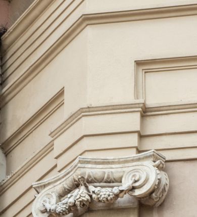 Zdjęcie nr 64: Kościół orientowany, murowany, trzynawowy. Typ halowy, z węższym, prostokątnym prezbiterium zamkniętym trójbocznie oraz z wieżą wbudowaną w zachodnią fasadę. Do prezbiterium od północy przylega zakrystia (do niej od zachodu klatka schodowa wiodąca do skarbca na piętrze), od południa natomiast kaplica Morsztynów z XVII wieku. Kaplica na planie prostokąta zamkniętego trójbocznie, z niszami w ściętych narożach, pod nią sklepiona krypta grobowa, opięta pilastrami wewnątrz i na zewnątrz. Od południa do korpusu przylega kruchta stanowiąca również kaplicę Matki Boskiej Pocieszenia. Korpus czteroprzęsłowy, nawy oddzielają arkady wsparte na filarach, pierwsze stanowią podparcie dla chóru. Nad nawami i prezbiterium strop imitujący sklepienie, na którym malowana dekoracja imitująca gurty, plafony oraz stiuki. Dekoracja ścian powtarza podziały wyznaczone przez arkady, namalowano na nich pilastry podtrzymujące belkowanie. W prezbiterium dwa okna usytuowane niedaleko ołtarza, w nawie osiem, wszystkie w kształcie stojącego prostokąta zamkniętego półkoliście, wypełnione witrażami z dekoracją geometryczną. Główne wejście od zachodu, drugie od północy, trzecie symetrycznie od południa przez kruchtę sklepioną kopułą, kolejne trzy do prezbiterium, od południa przez zakrystię i od północy przez kruchtę. 
Fasada zachodnia na cokole, podzielona gzymsami i lizenami, z wieżą zakończoną hełmem. Na osi drzwi w kształcie stojącego prostokąta flankowane prostokątnymi oknami, powyżej trzecie, większe okno zamknięte łukiem odcinkowym; kondygnację wieńczy gzyms. Druga kondygnacja powtarza podziały pierwszej. W środkowej osi okulus, powyżej dwudzielne okno zamknięte półkoliście. Nad nim tarcza zegara, kolejne dwie na ścianach bocznych. Kondygnacja ograniczona po bokach spływali wolutowymi i obeliskami zakończonymi kulami; przechodzi w wieżę. Powyżej gzyms podtrzymywany kroksztynami. Ostatnia kondygnacja o artykulacji ramowej z balkonami z każdej strony, powyżej wieńczącego gzymsu. Pozostałe elewacje na cokole, kontynuują podziały  lizenowo-ramowe, artykulacją podkreślają okna. Kaplica Morsztynów opięta pilastrami z głowicami, prezbiterium oszkarpowane. Dach nad nawą główną, kaplicą i prezbiterium dwuspadowy, na kruchtą południową kopuła, na wieży ozdobny hełm dołem wklęsły, dekorowany wolutami. Powyżej kopuła, na której latarnia przepruta arkadami i zwieńczona przewężoną w środku kopułą zakończoną ostrosłupem z kulą i krzyżem. 
Do najcenniejszych zabytków świątyni należą m.in. zaprojektowana przez Jana Delamarsa kaplica Morsztynów dekorowana stiukami z 1693 roku autorstwa Baltazara Fontany. Wewnątrz niej warto zwrócić uwagę na osiemnastowieczny ołtarz z przedstawieniem Oblicza Chrystusa i rzeźbionym antepedium. W ołtarz Ukrzyżowania znajdujący się w północnej nawie kościoła wkomponowano gotyckie rzeźby św. Jana i Marii. 