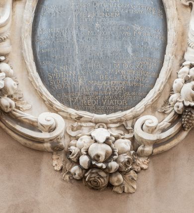 Zdjęcie nr 69: Kościół orientowany, murowany, trzynawowy. Typ halowy, z węższym, prostokątnym prezbiterium zamkniętym trójbocznie oraz z wieżą wbudowaną w zachodnią fasadę. Do prezbiterium od północy przylega zakrystia (do niej od zachodu klatka schodowa wiodąca do skarbca na piętrze), od południa natomiast kaplica Morsztynów z XVII wieku. Kaplica na planie prostokąta zamkniętego trójbocznie, z niszami w ściętych narożach, pod nią sklepiona krypta grobowa, opięta pilastrami wewnątrz i na zewnątrz. Od południa do korpusu przylega kruchta stanowiąca również kaplicę Matki Boskiej Pocieszenia. Korpus czteroprzęsłowy, nawy oddzielają arkady wsparte na filarach, pierwsze stanowią podparcie dla chóru. Nad nawami i prezbiterium strop imitujący sklepienie, na którym malowana dekoracja imitująca gurty, plafony oraz stiuki. Dekoracja ścian powtarza podziały wyznaczone przez arkady, namalowano na nich pilastry podtrzymujące belkowanie. W prezbiterium dwa okna usytuowane niedaleko ołtarza, w nawie osiem, wszystkie w kształcie stojącego prostokąta zamkniętego półkoliście, wypełnione witrażami z dekoracją geometryczną. Główne wejście od zachodu, drugie od północy, trzecie symetrycznie od południa przez kruchtę sklepioną kopułą, kolejne trzy do prezbiterium, od południa przez zakrystię i od północy przez kruchtę. 
Fasada zachodnia na cokole, podzielona gzymsami i lizenami, z wieżą zakończoną hełmem. Na osi drzwi w kształcie stojącego prostokąta flankowane prostokątnymi oknami, powyżej trzecie, większe okno zamknięte łukiem odcinkowym; kondygnację wieńczy gzyms. Druga kondygnacja powtarza podziały pierwszej. W środkowej osi okulus, powyżej dwudzielne okno zamknięte półkoliście. Nad nim tarcza zegara, kolejne dwie na ścianach bocznych. Kondygnacja ograniczona po bokach spływali wolutowymi i obeliskami zakończonymi kulami; przechodzi w wieżę. Powyżej gzyms podtrzymywany kroksztynami. Ostatnia kondygnacja o artykulacji ramowej z balkonami z każdej strony, powyżej wieńczącego gzymsu. Pozostałe elewacje na cokole, kontynuują podziały  lizenowo-ramowe, artykulacją podkreślają okna. Kaplica Morsztynów opięta pilastrami z głowicami, prezbiterium oszkarpowane. Dach nad nawą główną, kaplicą i prezbiterium dwuspadowy, na kruchtą południową kopuła, na wieży ozdobny hełm dołem wklęsły, dekorowany wolutami. Powyżej kopuła, na której latarnia przepruta arkadami i zwieńczona przewężoną w środku kopułą zakończoną ostrosłupem z kulą i krzyżem. 
Do najcenniejszych zabytków świątyni należą m.in. zaprojektowana przez Jana Delamarsa kaplica Morsztynów dekorowana stiukami z 1693 roku autorstwa Baltazara Fontany. Wewnątrz niej warto zwrócić uwagę na osiemnastowieczny ołtarz z przedstawieniem Oblicza Chrystusa i rzeźbionym antepedium. W ołtarz Ukrzyżowania znajdujący się w północnej nawie kościoła wkomponowano gotyckie rzeźby św. Jana i Marii. 