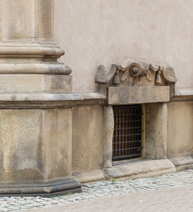 Zdjęcie nr 68: Kościół orientowany, murowany, trzynawowy. Typ halowy, z węższym, prostokątnym prezbiterium zamkniętym trójbocznie oraz z wieżą wbudowaną w zachodnią fasadę. Do prezbiterium od północy przylega zakrystia (do niej od zachodu klatka schodowa wiodąca do skarbca na piętrze), od południa natomiast kaplica Morsztynów z XVII wieku. Kaplica na planie prostokąta zamkniętego trójbocznie, z niszami w ściętych narożach, pod nią sklepiona krypta grobowa, opięta pilastrami wewnątrz i na zewnątrz. Od południa do korpusu przylega kruchta stanowiąca również kaplicę Matki Boskiej Pocieszenia. Korpus czteroprzęsłowy, nawy oddzielają arkady wsparte na filarach, pierwsze stanowią podparcie dla chóru. Nad nawami i prezbiterium strop imitujący sklepienie, na którym malowana dekoracja imitująca gurty, plafony oraz stiuki. Dekoracja ścian powtarza podziały wyznaczone przez arkady, namalowano na nich pilastry podtrzymujące belkowanie. W prezbiterium dwa okna usytuowane niedaleko ołtarza, w nawie osiem, wszystkie w kształcie stojącego prostokąta zamkniętego półkoliście, wypełnione witrażami z dekoracją geometryczną. Główne wejście od zachodu, drugie od północy, trzecie symetrycznie od południa przez kruchtę sklepioną kopułą, kolejne trzy do prezbiterium, od południa przez zakrystię i od północy przez kruchtę. 
Fasada zachodnia na cokole, podzielona gzymsami i lizenami, z wieżą zakończoną hełmem. Na osi drzwi w kształcie stojącego prostokąta flankowane prostokątnymi oknami, powyżej trzecie, większe okno zamknięte łukiem odcinkowym; kondygnację wieńczy gzyms. Druga kondygnacja powtarza podziały pierwszej. W środkowej osi okulus, powyżej dwudzielne okno zamknięte półkoliście. Nad nim tarcza zegara, kolejne dwie na ścianach bocznych. Kondygnacja ograniczona po bokach spływali wolutowymi i obeliskami zakończonymi kulami; przechodzi w wieżę. Powyżej gzyms podtrzymywany kroksztynami. Ostatnia kondygnacja o artykulacji ramowej z balkonami z każdej strony, powyżej wieńczącego gzymsu. Pozostałe elewacje na cokole, kontynuują podziały  lizenowo-ramowe, artykulacją podkreślają okna. Kaplica Morsztynów opięta pilastrami z głowicami, prezbiterium oszkarpowane. Dach nad nawą główną, kaplicą i prezbiterium dwuspadowy, na kruchtą południową kopuła, na wieży ozdobny hełm dołem wklęsły, dekorowany wolutami. Powyżej kopuła, na której latarnia przepruta arkadami i zwieńczona przewężoną w środku kopułą zakończoną ostrosłupem z kulą i krzyżem. 
Do najcenniejszych zabytków świątyni należą m.in. zaprojektowana przez Jana Delamarsa kaplica Morsztynów dekorowana stiukami z 1693 roku autorstwa Baltazara Fontany. Wewnątrz niej warto zwrócić uwagę na osiemnastowieczny ołtarz z przedstawieniem Oblicza Chrystusa i rzeźbionym antepedium. W ołtarz Ukrzyżowania znajdujący się w północnej nawie kościoła wkomponowano gotyckie rzeźby św. Jana i Marii. 