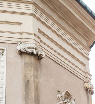 Zdjęcie nr 22: Kościół orientowany, murowany, trzynawowy. Typ halowy, z węższym, prostokątnym prezbiterium zamkniętym trójbocznie oraz z wieżą wbudowaną w zachodnią fasadę. Do prezbiterium od północy przylega zakrystia (do niej od zachodu klatka schodowa wiodąca do skarbca na piętrze), od południa natomiast kaplica Morsztynów z XVII wieku. Kaplica na planie prostokąta zamkniętego trójbocznie, z niszami w ściętych narożach, pod nią sklepiona krypta grobowa, opięta pilastrami wewnątrz i na zewnątrz. Od południa do korpusu przylega kruchta stanowiąca również kaplicę Matki Boskiej Pocieszenia. Korpus czteroprzęsłowy, nawy oddzielają arkady wsparte na filarach, pierwsze stanowią podparcie dla chóru. Nad nawami i prezbiterium strop imitujący sklepienie, na którym malowana dekoracja imitująca gurty, plafony oraz stiuki. Dekoracja ścian powtarza podziały wyznaczone przez arkady, namalowano na nich pilastry podtrzymujące belkowanie. W prezbiterium dwa okna usytuowane niedaleko ołtarza, w nawie osiem, wszystkie w kształcie stojącego prostokąta zamkniętego półkoliście, wypełnione witrażami z dekoracją geometryczną. Główne wejście od zachodu, drugie od północy, trzecie symetrycznie od południa przez kruchtę sklepioną kopułą, kolejne trzy do prezbiterium, od południa przez zakrystię i od północy przez kruchtę. 
Fasada zachodnia na cokole, podzielona gzymsami i lizenami, z wieżą zakończoną hełmem. Na osi drzwi w kształcie stojącego prostokąta flankowane prostokątnymi oknami, powyżej trzecie, większe okno zamknięte łukiem odcinkowym; kondygnację wieńczy gzyms. Druga kondygnacja powtarza podziały pierwszej. W środkowej osi okulus, powyżej dwudzielne okno zamknięte półkoliście. Nad nim tarcza zegara, kolejne dwie na ścianach bocznych. Kondygnacja ograniczona po bokach spływali wolutowymi i obeliskami zakończonymi kulami; przechodzi w wieżę. Powyżej gzyms podtrzymywany kroksztynami. Ostatnia kondygnacja o artykulacji ramowej z balkonami z każdej strony, powyżej wieńczącego gzymsu. Pozostałe elewacje na cokole, kontynuują podziały  lizenowo-ramowe, artykulacją podkreślają okna. Kaplica Morsztynów opięta pilastrami z głowicami, prezbiterium oszkarpowane. Dach nad nawą główną, kaplicą i prezbiterium dwuspadowy, na kruchtą południową kopuła, na wieży ozdobny hełm dołem wklęsły, dekorowany wolutami. Powyżej kopuła, na której latarnia przepruta arkadami i zwieńczona przewężoną w środku kopułą zakończoną ostrosłupem z kulą i krzyżem. 
Do najcenniejszych zabytków świątyni należą m.in. zaprojektowana przez Jana Delamarsa kaplica Morsztynów dekorowana stiukami z 1693 roku autorstwa Baltazara Fontany. Wewnątrz niej warto zwrócić uwagę na osiemnastowieczny ołtarz z przedstawieniem Oblicza Chrystusa i rzeźbionym antepedium. W ołtarz Ukrzyżowania znajdujący się w północnej nawie kościoła wkomponowano gotyckie rzeźby św. Jana i Marii. 