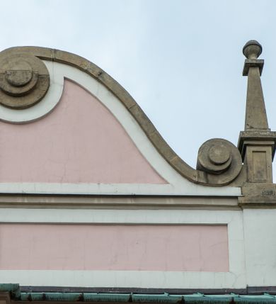 Zdjęcie nr 12: Kościół orientowany, murowany, trzynawowy. Typ halowy, z węższym, prostokątnym prezbiterium zamkniętym trójbocznie oraz z wieżą wbudowaną w zachodnią fasadę. Do prezbiterium od północy przylega zakrystia (do niej od zachodu klatka schodowa wiodąca do skarbca na piętrze), od południa natomiast kaplica Morsztynów z XVII wieku. Kaplica na planie prostokąta zamkniętego trójbocznie, z niszami w ściętych narożach, pod nią sklepiona krypta grobowa, opięta pilastrami wewnątrz i na zewnątrz. Od południa do korpusu przylega kruchta stanowiąca również kaplicę Matki Boskiej Pocieszenia. Korpus czteroprzęsłowy, nawy oddzielają arkady wsparte na filarach, pierwsze stanowią podparcie dla chóru. Nad nawami i prezbiterium strop imitujący sklepienie, na którym malowana dekoracja imitująca gurty, plafony oraz stiuki. Dekoracja ścian powtarza podziały wyznaczone przez arkady, namalowano na nich pilastry podtrzymujące belkowanie. W prezbiterium dwa okna usytuowane niedaleko ołtarza, w nawie osiem, wszystkie w kształcie stojącego prostokąta zamkniętego półkoliście, wypełnione witrażami z dekoracją geometryczną. Główne wejście od zachodu, drugie od północy, trzecie symetrycznie od południa przez kruchtę sklepioną kopułą, kolejne trzy do prezbiterium, od południa przez zakrystię i od północy przez kruchtę. 
Fasada zachodnia na cokole, podzielona gzymsami i lizenami, z wieżą zakończoną hełmem. Na osi drzwi w kształcie stojącego prostokąta flankowane prostokątnymi oknami, powyżej trzecie, większe okno zamknięte łukiem odcinkowym; kondygnację wieńczy gzyms. Druga kondygnacja powtarza podziały pierwszej. W środkowej osi okulus, powyżej dwudzielne okno zamknięte półkoliście. Nad nim tarcza zegara, kolejne dwie na ścianach bocznych. Kondygnacja ograniczona po bokach spływali wolutowymi i obeliskami zakończonymi kulami; przechodzi w wieżę. Powyżej gzyms podtrzymywany kroksztynami. Ostatnia kondygnacja o artykulacji ramowej z balkonami z każdej strony, powyżej wieńczącego gzymsu. Pozostałe elewacje na cokole, kontynuują podziały  lizenowo-ramowe, artykulacją podkreślają okna. Kaplica Morsztynów opięta pilastrami z głowicami, prezbiterium oszkarpowane. Dach nad nawą główną, kaplicą i prezbiterium dwuspadowy, na kruchtą południową kopuła, na wieży ozdobny hełm dołem wklęsły, dekorowany wolutami. Powyżej kopuła, na której latarnia przepruta arkadami i zwieńczona przewężoną w środku kopułą zakończoną ostrosłupem z kulą i krzyżem. 
Do najcenniejszych zabytków świątyni należą m.in. zaprojektowana przez Jana Delamarsa kaplica Morsztynów dekorowana stiukami z 1693 roku autorstwa Baltazara Fontany. Wewnątrz niej warto zwrócić uwagę na osiemnastowieczny ołtarz z przedstawieniem Oblicza Chrystusa i rzeźbionym antepedium. W ołtarz Ukrzyżowania znajdujący się w północnej nawie kościoła wkomponowano gotyckie rzeźby św. Jana i Marii. 