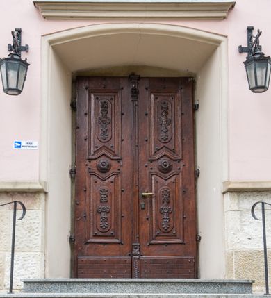 Zdjęcie nr 58: Kościół orientowany, murowany, trzynawowy. Typ halowy, z węższym, prostokątnym prezbiterium zamkniętym trójbocznie oraz z wieżą wbudowaną w zachodnią fasadę. Do prezbiterium od północy przylega zakrystia (do niej od zachodu klatka schodowa wiodąca do skarbca na piętrze), od południa natomiast kaplica Morsztynów z XVII wieku. Kaplica na planie prostokąta zamkniętego trójbocznie, z niszami w ściętych narożach, pod nią sklepiona krypta grobowa, opięta pilastrami wewnątrz i na zewnątrz. Od południa do korpusu przylega kruchta stanowiąca również kaplicę Matki Boskiej Pocieszenia. Korpus czteroprzęsłowy, nawy oddzielają arkady wsparte na filarach, pierwsze stanowią podparcie dla chóru. Nad nawami i prezbiterium strop imitujący sklepienie, na którym malowana dekoracja imitująca gurty, plafony oraz stiuki. Dekoracja ścian powtarza podziały wyznaczone przez arkady, namalowano na nich pilastry podtrzymujące belkowanie. W prezbiterium dwa okna usytuowane niedaleko ołtarza, w nawie osiem, wszystkie w kształcie stojącego prostokąta zamkniętego półkoliście, wypełnione witrażami z dekoracją geometryczną. Główne wejście od zachodu, drugie od północy, trzecie symetrycznie od południa przez kruchtę sklepioną kopułą, kolejne trzy do prezbiterium, od południa przez zakrystię i od północy przez kruchtę. 
Fasada zachodnia na cokole, podzielona gzymsami i lizenami, z wieżą zakończoną hełmem. Na osi drzwi w kształcie stojącego prostokąta flankowane prostokątnymi oknami, powyżej trzecie, większe okno zamknięte łukiem odcinkowym; kondygnację wieńczy gzyms. Druga kondygnacja powtarza podziały pierwszej. W środkowej osi okulus, powyżej dwudzielne okno zamknięte półkoliście. Nad nim tarcza zegara, kolejne dwie na ścianach bocznych. Kondygnacja ograniczona po bokach spływali wolutowymi i obeliskami zakończonymi kulami; przechodzi w wieżę. Powyżej gzyms podtrzymywany kroksztynami. Ostatnia kondygnacja o artykulacji ramowej z balkonami z każdej strony, powyżej wieńczącego gzymsu. Pozostałe elewacje na cokole, kontynuują podziały  lizenowo-ramowe, artykulacją podkreślają okna. Kaplica Morsztynów opięta pilastrami z głowicami, prezbiterium oszkarpowane. Dach nad nawą główną, kaplicą i prezbiterium dwuspadowy, na kruchtą południową kopuła, na wieży ozdobny hełm dołem wklęsły, dekorowany wolutami. Powyżej kopuła, na której latarnia przepruta arkadami i zwieńczona przewężoną w środku kopułą zakończoną ostrosłupem z kulą i krzyżem. 
Do najcenniejszych zabytków świątyni należą m.in. zaprojektowana przez Jana Delamarsa kaplica Morsztynów dekorowana stiukami z 1693 roku autorstwa Baltazara Fontany. Wewnątrz niej warto zwrócić uwagę na osiemnastowieczny ołtarz z przedstawieniem Oblicza Chrystusa i rzeźbionym antepedium. W ołtarz Ukrzyżowania znajdujący się w północnej nawie kościoła wkomponowano gotyckie rzeźby św. Jana i Marii. 