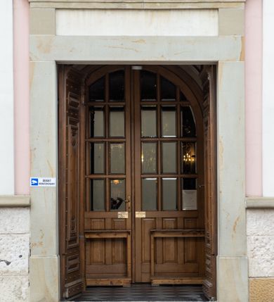 Zdjęcie nr 54: Kościół orientowany, murowany, trzynawowy. Typ halowy, z węższym, prostokątnym prezbiterium zamkniętym trójbocznie oraz z wieżą wbudowaną w zachodnią fasadę. Do prezbiterium od północy przylega zakrystia (do niej od zachodu klatka schodowa wiodąca do skarbca na piętrze), od południa natomiast kaplica Morsztynów z XVII wieku. Kaplica na planie prostokąta zamkniętego trójbocznie, z niszami w ściętych narożach, pod nią sklepiona krypta grobowa, opięta pilastrami wewnątrz i na zewnątrz. Od południa do korpusu przylega kruchta stanowiąca również kaplicę Matki Boskiej Pocieszenia. Korpus czteroprzęsłowy, nawy oddzielają arkady wsparte na filarach, pierwsze stanowią podparcie dla chóru. Nad nawami i prezbiterium strop imitujący sklepienie, na którym malowana dekoracja imitująca gurty, plafony oraz stiuki. Dekoracja ścian powtarza podziały wyznaczone przez arkady, namalowano na nich pilastry podtrzymujące belkowanie. W prezbiterium dwa okna usytuowane niedaleko ołtarza, w nawie osiem, wszystkie w kształcie stojącego prostokąta zamkniętego półkoliście, wypełnione witrażami z dekoracją geometryczną. Główne wejście od zachodu, drugie od północy, trzecie symetrycznie od południa przez kruchtę sklepioną kopułą, kolejne trzy do prezbiterium, od południa przez zakrystię i od północy przez kruchtę. 
Fasada zachodnia na cokole, podzielona gzymsami i lizenami, z wieżą zakończoną hełmem. Na osi drzwi w kształcie stojącego prostokąta flankowane prostokątnymi oknami, powyżej trzecie, większe okno zamknięte łukiem odcinkowym; kondygnację wieńczy gzyms. Druga kondygnacja powtarza podziały pierwszej. W środkowej osi okulus, powyżej dwudzielne okno zamknięte półkoliście. Nad nim tarcza zegara, kolejne dwie na ścianach bocznych. Kondygnacja ograniczona po bokach spływali wolutowymi i obeliskami zakończonymi kulami; przechodzi w wieżę. Powyżej gzyms podtrzymywany kroksztynami. Ostatnia kondygnacja o artykulacji ramowej z balkonami z każdej strony, powyżej wieńczącego gzymsu. Pozostałe elewacje na cokole, kontynuują podziały  lizenowo-ramowe, artykulacją podkreślają okna. Kaplica Morsztynów opięta pilastrami z głowicami, prezbiterium oszkarpowane. Dach nad nawą główną, kaplicą i prezbiterium dwuspadowy, na kruchtą południową kopuła, na wieży ozdobny hełm dołem wklęsły, dekorowany wolutami. Powyżej kopuła, na której latarnia przepruta arkadami i zwieńczona przewężoną w środku kopułą zakończoną ostrosłupem z kulą i krzyżem. 
Do najcenniejszych zabytków świątyni należą m.in. zaprojektowana przez Jana Delamarsa kaplica Morsztynów dekorowana stiukami z 1693 roku autorstwa Baltazara Fontany. Wewnątrz niej warto zwrócić uwagę na osiemnastowieczny ołtarz z przedstawieniem Oblicza Chrystusa i rzeźbionym antepedium. W ołtarz Ukrzyżowania znajdujący się w północnej nawie kościoła wkomponowano gotyckie rzeźby św. Jana i Marii. 