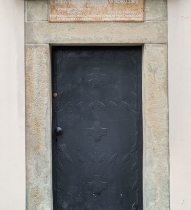 Zdjęcie nr 61: Kościół orientowany, murowany, trzynawowy. Typ halowy, z węższym, prostokątnym prezbiterium zamkniętym trójbocznie oraz z wieżą wbudowaną w zachodnią fasadę. Do prezbiterium od północy przylega zakrystia (do niej od zachodu klatka schodowa wiodąca do skarbca na piętrze), od południa natomiast kaplica Morsztynów z XVII wieku. Kaplica na planie prostokąta zamkniętego trójbocznie, z niszami w ściętych narożach, pod nią sklepiona krypta grobowa, opięta pilastrami wewnątrz i na zewnątrz. Od południa do korpusu przylega kruchta stanowiąca również kaplicę Matki Boskiej Pocieszenia. Korpus czteroprzęsłowy, nawy oddzielają arkady wsparte na filarach, pierwsze stanowią podparcie dla chóru. Nad nawami i prezbiterium strop imitujący sklepienie, na którym malowana dekoracja imitująca gurty, plafony oraz stiuki. Dekoracja ścian powtarza podziały wyznaczone przez arkady, namalowano na nich pilastry podtrzymujące belkowanie. W prezbiterium dwa okna usytuowane niedaleko ołtarza, w nawie osiem, wszystkie w kształcie stojącego prostokąta zamkniętego półkoliście, wypełnione witrażami z dekoracją geometryczną. Główne wejście od zachodu, drugie od północy, trzecie symetrycznie od południa przez kruchtę sklepioną kopułą, kolejne trzy do prezbiterium, od południa przez zakrystię i od północy przez kruchtę. 
Fasada zachodnia na cokole, podzielona gzymsami i lizenami, z wieżą zakończoną hełmem. Na osi drzwi w kształcie stojącego prostokąta flankowane prostokątnymi oknami, powyżej trzecie, większe okno zamknięte łukiem odcinkowym; kondygnację wieńczy gzyms. Druga kondygnacja powtarza podziały pierwszej. W środkowej osi okulus, powyżej dwudzielne okno zamknięte półkoliście. Nad nim tarcza zegara, kolejne dwie na ścianach bocznych. Kondygnacja ograniczona po bokach spływali wolutowymi i obeliskami zakończonymi kulami; przechodzi w wieżę. Powyżej gzyms podtrzymywany kroksztynami. Ostatnia kondygnacja o artykulacji ramowej z balkonami z każdej strony, powyżej wieńczącego gzymsu. Pozostałe elewacje na cokole, kontynuują podziały  lizenowo-ramowe, artykulacją podkreślają okna. Kaplica Morsztynów opięta pilastrami z głowicami, prezbiterium oszkarpowane. Dach nad nawą główną, kaplicą i prezbiterium dwuspadowy, na kruchtą południową kopuła, na wieży ozdobny hełm dołem wklęsły, dekorowany wolutami. Powyżej kopuła, na której latarnia przepruta arkadami i zwieńczona przewężoną w środku kopułą zakończoną ostrosłupem z kulą i krzyżem. 
Do najcenniejszych zabytków świątyni należą m.in. zaprojektowana przez Jana Delamarsa kaplica Morsztynów dekorowana stiukami z 1693 roku autorstwa Baltazara Fontany. Wewnątrz niej warto zwrócić uwagę na osiemnastowieczny ołtarz z przedstawieniem Oblicza Chrystusa i rzeźbionym antepedium. W ołtarz Ukrzyżowania znajdujący się w północnej nawie kościoła wkomponowano gotyckie rzeźby św. Jana i Marii. 