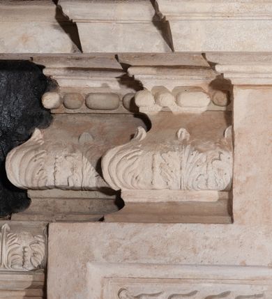 Zdjęcie nr 88: Kościół orientowany, murowany, trzynawowy. Typ halowy, z węższym, prostokątnym prezbiterium zamkniętym trójbocznie oraz z wieżą wbudowaną w zachodnią fasadę. Do prezbiterium od północy przylega zakrystia (do niej od zachodu klatka schodowa wiodąca do skarbca na piętrze), od południa natomiast kaplica Morsztynów z XVII wieku. Kaplica na planie prostokąta zamkniętego trójbocznie, z niszami w ściętych narożach, pod nią sklepiona krypta grobowa, opięta pilastrami wewnątrz i na zewnątrz. Od południa do korpusu przylega kruchta stanowiąca również kaplicę Matki Boskiej Pocieszenia. Korpus czteroprzęsłowy, nawy oddzielają arkady wsparte na filarach, pierwsze stanowią podparcie dla chóru. Nad nawami i prezbiterium strop imitujący sklepienie, na którym malowana dekoracja imitująca gurty, plafony oraz stiuki. Dekoracja ścian powtarza podziały wyznaczone przez arkady, namalowano na nich pilastry podtrzymujące belkowanie. W prezbiterium dwa okna usytuowane niedaleko ołtarza, w nawie osiem, wszystkie w kształcie stojącego prostokąta zamkniętego półkoliście, wypełnione witrażami z dekoracją geometryczną. Główne wejście od zachodu, drugie od północy, trzecie symetrycznie od południa przez kruchtę sklepioną kopułą, kolejne trzy do prezbiterium, od południa przez zakrystię i od północy przez kruchtę. 
Fasada zachodnia na cokole, podzielona gzymsami i lizenami, z wieżą zakończoną hełmem. Na osi drzwi w kształcie stojącego prostokąta flankowane prostokątnymi oknami, powyżej trzecie, większe okno zamknięte łukiem odcinkowym; kondygnację wieńczy gzyms. Druga kondygnacja powtarza podziały pierwszej. W środkowej osi okulus, powyżej dwudzielne okno zamknięte półkoliście. Nad nim tarcza zegara, kolejne dwie na ścianach bocznych. Kondygnacja ograniczona po bokach spływali wolutowymi i obeliskami zakończonymi kulami; przechodzi w wieżę. Powyżej gzyms podtrzymywany kroksztynami. Ostatnia kondygnacja o artykulacji ramowej z balkonami z każdej strony, powyżej wieńczącego gzymsu. Pozostałe elewacje na cokole, kontynuują podziały  lizenowo-ramowe, artykulacją podkreślają okna. Kaplica Morsztynów opięta pilastrami z głowicami, prezbiterium oszkarpowane. Dach nad nawą główną, kaplicą i prezbiterium dwuspadowy, na kruchtą południową kopuła, na wieży ozdobny hełm dołem wklęsły, dekorowany wolutami. Powyżej kopuła, na której latarnia przepruta arkadami i zwieńczona przewężoną w środku kopułą zakończoną ostrosłupem z kulą i krzyżem. 
Do najcenniejszych zabytków świątyni należą m.in. zaprojektowana przez Jana Delamarsa kaplica Morsztynów dekorowana stiukami z 1693 roku autorstwa Baltazara Fontany. Wewnątrz niej warto zwrócić uwagę na osiemnastowieczny ołtarz z przedstawieniem Oblicza Chrystusa i rzeźbionym antepedium. W ołtarz Ukrzyżowania znajdujący się w północnej nawie kościoła wkomponowano gotyckie rzeźby św. Jana i Marii. 