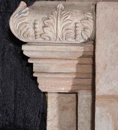 Zdjęcie nr 3: Kościół orientowany, murowany, trzynawowy. Typ halowy, z węższym, prostokątnym prezbiterium zamkniętym trójbocznie oraz z wieżą wbudowaną w zachodnią fasadę. Do prezbiterium od północy przylega zakrystia (do niej od zachodu klatka schodowa wiodąca do skarbca na piętrze), od południa natomiast kaplica Morsztynów z XVII wieku. Kaplica na planie prostokąta zamkniętego trójbocznie, z niszami w ściętych narożach, pod nią sklepiona krypta grobowa, opięta pilastrami wewnątrz i na zewnątrz. Od południa do korpusu przylega kruchta stanowiąca również kaplicę Matki Boskiej Pocieszenia. Korpus czteroprzęsłowy, nawy oddzielają arkady wsparte na filarach, pierwsze stanowią podparcie dla chóru. Nad nawami i prezbiterium strop imitujący sklepienie, na którym malowana dekoracja imitująca gurty, plafony oraz stiuki. Dekoracja ścian powtarza podziały wyznaczone przez arkady, namalowano na nich pilastry podtrzymujące belkowanie. W prezbiterium dwa okna usytuowane niedaleko ołtarza, w nawie osiem, wszystkie w kształcie stojącego prostokąta zamkniętego półkoliście, wypełnione witrażami z dekoracją geometryczną. Główne wejście od zachodu, drugie od północy, trzecie symetrycznie od południa przez kruchtę sklepioną kopułą, kolejne trzy do prezbiterium, od południa przez zakrystię i od północy przez kruchtę. 
Fasada zachodnia na cokole, podzielona gzymsami i lizenami, z wieżą zakończoną hełmem. Na osi drzwi w kształcie stojącego prostokąta flankowane prostokątnymi oknami, powyżej trzecie, większe okno zamknięte łukiem odcinkowym; kondygnację wieńczy gzyms. Druga kondygnacja powtarza podziały pierwszej. W środkowej osi okulus, powyżej dwudzielne okno zamknięte półkoliście. Nad nim tarcza zegara, kolejne dwie na ścianach bocznych. Kondygnacja ograniczona po bokach spływali wolutowymi i obeliskami zakończonymi kulami; przechodzi w wieżę. Powyżej gzyms podtrzymywany kroksztynami. Ostatnia kondygnacja o artykulacji ramowej z balkonami z każdej strony, powyżej wieńczącego gzymsu. Pozostałe elewacje na cokole, kontynuują podziały  lizenowo-ramowe, artykulacją podkreślają okna. Kaplica Morsztynów opięta pilastrami z głowicami, prezbiterium oszkarpowane. Dach nad nawą główną, kaplicą i prezbiterium dwuspadowy, na kruchtą południową kopuła, na wieży ozdobny hełm dołem wklęsły, dekorowany wolutami. Powyżej kopuła, na której latarnia przepruta arkadami i zwieńczona przewężoną w środku kopułą zakończoną ostrosłupem z kulą i krzyżem. 
Do najcenniejszych zabytków świątyni należą m.in. zaprojektowana przez Jana Delamarsa kaplica Morsztynów dekorowana stiukami z 1693 roku autorstwa Baltazara Fontany. Wewnątrz niej warto zwrócić uwagę na osiemnastowieczny ołtarz z przedstawieniem Oblicza Chrystusa i rzeźbionym antepedium. W ołtarz Ukrzyżowania znajdujący się w północnej nawie kościoła wkomponowano gotyckie rzeźby św. Jana i Marii. 