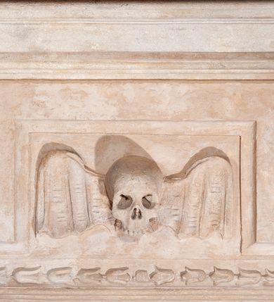 Zdjęcie nr 87: Kościół orientowany, murowany, trzynawowy. Typ halowy, z węższym, prostokątnym prezbiterium zamkniętym trójbocznie oraz z wieżą wbudowaną w zachodnią fasadę. Do prezbiterium od północy przylega zakrystia (do niej od zachodu klatka schodowa wiodąca do skarbca na piętrze), od południa natomiast kaplica Morsztynów z XVII wieku. Kaplica na planie prostokąta zamkniętego trójbocznie, z niszami w ściętych narożach, pod nią sklepiona krypta grobowa, opięta pilastrami wewnątrz i na zewnątrz. Od południa do korpusu przylega kruchta stanowiąca również kaplicę Matki Boskiej Pocieszenia. Korpus czteroprzęsłowy, nawy oddzielają arkady wsparte na filarach, pierwsze stanowią podparcie dla chóru. Nad nawami i prezbiterium strop imitujący sklepienie, na którym malowana dekoracja imitująca gurty, plafony oraz stiuki. Dekoracja ścian powtarza podziały wyznaczone przez arkady, namalowano na nich pilastry podtrzymujące belkowanie. W prezbiterium dwa okna usytuowane niedaleko ołtarza, w nawie osiem, wszystkie w kształcie stojącego prostokąta zamkniętego półkoliście, wypełnione witrażami z dekoracją geometryczną. Główne wejście od zachodu, drugie od północy, trzecie symetrycznie od południa przez kruchtę sklepioną kopułą, kolejne trzy do prezbiterium, od południa przez zakrystię i od północy przez kruchtę. 
Fasada zachodnia na cokole, podzielona gzymsami i lizenami, z wieżą zakończoną hełmem. Na osi drzwi w kształcie stojącego prostokąta flankowane prostokątnymi oknami, powyżej trzecie, większe okno zamknięte łukiem odcinkowym; kondygnację wieńczy gzyms. Druga kondygnacja powtarza podziały pierwszej. W środkowej osi okulus, powyżej dwudzielne okno zamknięte półkoliście. Nad nim tarcza zegara, kolejne dwie na ścianach bocznych. Kondygnacja ograniczona po bokach spływali wolutowymi i obeliskami zakończonymi kulami; przechodzi w wieżę. Powyżej gzyms podtrzymywany kroksztynami. Ostatnia kondygnacja o artykulacji ramowej z balkonami z każdej strony, powyżej wieńczącego gzymsu. Pozostałe elewacje na cokole, kontynuują podziały  lizenowo-ramowe, artykulacją podkreślają okna. Kaplica Morsztynów opięta pilastrami z głowicami, prezbiterium oszkarpowane. Dach nad nawą główną, kaplicą i prezbiterium dwuspadowy, na kruchtą południową kopuła, na wieży ozdobny hełm dołem wklęsły, dekorowany wolutami. Powyżej kopuła, na której latarnia przepruta arkadami i zwieńczona przewężoną w środku kopułą zakończoną ostrosłupem z kulą i krzyżem. 
Do najcenniejszych zabytków świątyni należą m.in. zaprojektowana przez Jana Delamarsa kaplica Morsztynów dekorowana stiukami z 1693 roku autorstwa Baltazara Fontany. Wewnątrz niej warto zwrócić uwagę na osiemnastowieczny ołtarz z przedstawieniem Oblicza Chrystusa i rzeźbionym antepedium. W ołtarz Ukrzyżowania znajdujący się w północnej nawie kościoła wkomponowano gotyckie rzeźby św. Jana i Marii. 