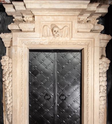 Zdjęcie nr 89: Kościół orientowany, murowany, trzynawowy. Typ halowy, z węższym, prostokątnym prezbiterium zamkniętym trójbocznie oraz z wieżą wbudowaną w zachodnią fasadę. Do prezbiterium od północy przylega zakrystia (do niej od zachodu klatka schodowa wiodąca do skarbca na piętrze), od południa natomiast kaplica Morsztynów z XVII wieku. Kaplica na planie prostokąta zamkniętego trójbocznie, z niszami w ściętych narożach, pod nią sklepiona krypta grobowa, opięta pilastrami wewnątrz i na zewnątrz. Od południa do korpusu przylega kruchta stanowiąca również kaplicę Matki Boskiej Pocieszenia. Korpus czteroprzęsłowy, nawy oddzielają arkady wsparte na filarach, pierwsze stanowią podparcie dla chóru. Nad nawami i prezbiterium strop imitujący sklepienie, na którym malowana dekoracja imitująca gurty, plafony oraz stiuki. Dekoracja ścian powtarza podziały wyznaczone przez arkady, namalowano na nich pilastry podtrzymujące belkowanie. W prezbiterium dwa okna usytuowane niedaleko ołtarza, w nawie osiem, wszystkie w kształcie stojącego prostokąta zamkniętego półkoliście, wypełnione witrażami z dekoracją geometryczną. Główne wejście od zachodu, drugie od północy, trzecie symetrycznie od południa przez kruchtę sklepioną kopułą, kolejne trzy do prezbiterium, od południa przez zakrystię i od północy przez kruchtę. 
Fasada zachodnia na cokole, podzielona gzymsami i lizenami, z wieżą zakończoną hełmem. Na osi drzwi w kształcie stojącego prostokąta flankowane prostokątnymi oknami, powyżej trzecie, większe okno zamknięte łukiem odcinkowym; kondygnację wieńczy gzyms. Druga kondygnacja powtarza podziały pierwszej. W środkowej osi okulus, powyżej dwudzielne okno zamknięte półkoliście. Nad nim tarcza zegara, kolejne dwie na ścianach bocznych. Kondygnacja ograniczona po bokach spływali wolutowymi i obeliskami zakończonymi kulami; przechodzi w wieżę. Powyżej gzyms podtrzymywany kroksztynami. Ostatnia kondygnacja o artykulacji ramowej z balkonami z każdej strony, powyżej wieńczącego gzymsu. Pozostałe elewacje na cokole, kontynuują podziały  lizenowo-ramowe, artykulacją podkreślają okna. Kaplica Morsztynów opięta pilastrami z głowicami, prezbiterium oszkarpowane. Dach nad nawą główną, kaplicą i prezbiterium dwuspadowy, na kruchtą południową kopuła, na wieży ozdobny hełm dołem wklęsły, dekorowany wolutami. Powyżej kopuła, na której latarnia przepruta arkadami i zwieńczona przewężoną w środku kopułą zakończoną ostrosłupem z kulą i krzyżem. 
Do najcenniejszych zabytków świątyni należą m.in. zaprojektowana przez Jana Delamarsa kaplica Morsztynów dekorowana stiukami z 1693 roku autorstwa Baltazara Fontany. Wewnątrz niej warto zwrócić uwagę na osiemnastowieczny ołtarz z przedstawieniem Oblicza Chrystusa i rzeźbionym antepedium. W ołtarz Ukrzyżowania znajdujący się w północnej nawie kościoła wkomponowano gotyckie rzeźby św. Jana i Marii. 