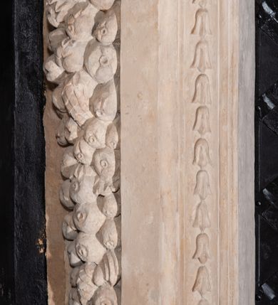 Zdjęcie nr 4: Kościół orientowany, murowany, trzynawowy. Typ halowy, z węższym, prostokątnym prezbiterium zamkniętym trójbocznie oraz z wieżą wbudowaną w zachodnią fasadę. Do prezbiterium od północy przylega zakrystia (do niej od zachodu klatka schodowa wiodąca do skarbca na piętrze), od południa natomiast kaplica Morsztynów z XVII wieku. Kaplica na planie prostokąta zamkniętego trójbocznie, z niszami w ściętych narożach, pod nią sklepiona krypta grobowa, opięta pilastrami wewnątrz i na zewnątrz. Od południa do korpusu przylega kruchta stanowiąca również kaplicę Matki Boskiej Pocieszenia. Korpus czteroprzęsłowy, nawy oddzielają arkady wsparte na filarach, pierwsze stanowią podparcie dla chóru. Nad nawami i prezbiterium strop imitujący sklepienie, na którym malowana dekoracja imitująca gurty, plafony oraz stiuki. Dekoracja ścian powtarza podziały wyznaczone przez arkady, namalowano na nich pilastry podtrzymujące belkowanie. W prezbiterium dwa okna usytuowane niedaleko ołtarza, w nawie osiem, wszystkie w kształcie stojącego prostokąta zamkniętego półkoliście, wypełnione witrażami z dekoracją geometryczną. Główne wejście od zachodu, drugie od północy, trzecie symetrycznie od południa przez kruchtę sklepioną kopułą, kolejne trzy do prezbiterium, od południa przez zakrystię i od północy przez kruchtę. 
Fasada zachodnia na cokole, podzielona gzymsami i lizenami, z wieżą zakończoną hełmem. Na osi drzwi w kształcie stojącego prostokąta flankowane prostokątnymi oknami, powyżej trzecie, większe okno zamknięte łukiem odcinkowym; kondygnację wieńczy gzyms. Druga kondygnacja powtarza podziały pierwszej. W środkowej osi okulus, powyżej dwudzielne okno zamknięte półkoliście. Nad nim tarcza zegara, kolejne dwie na ścianach bocznych. Kondygnacja ograniczona po bokach spływali wolutowymi i obeliskami zakończonymi kulami; przechodzi w wieżę. Powyżej gzyms podtrzymywany kroksztynami. Ostatnia kondygnacja o artykulacji ramowej z balkonami z każdej strony, powyżej wieńczącego gzymsu. Pozostałe elewacje na cokole, kontynuują podziały  lizenowo-ramowe, artykulacją podkreślają okna. Kaplica Morsztynów opięta pilastrami z głowicami, prezbiterium oszkarpowane. Dach nad nawą główną, kaplicą i prezbiterium dwuspadowy, na kruchtą południową kopuła, na wieży ozdobny hełm dołem wklęsły, dekorowany wolutami. Powyżej kopuła, na której latarnia przepruta arkadami i zwieńczona przewężoną w środku kopułą zakończoną ostrosłupem z kulą i krzyżem. 
Do najcenniejszych zabytków świątyni należą m.in. zaprojektowana przez Jana Delamarsa kaplica Morsztynów dekorowana stiukami z 1693 roku autorstwa Baltazara Fontany. Wewnątrz niej warto zwrócić uwagę na osiemnastowieczny ołtarz z przedstawieniem Oblicza Chrystusa i rzeźbionym antepedium. W ołtarz Ukrzyżowania znajdujący się w północnej nawie kościoła wkomponowano gotyckie rzeźby św. Jana i Marii. 