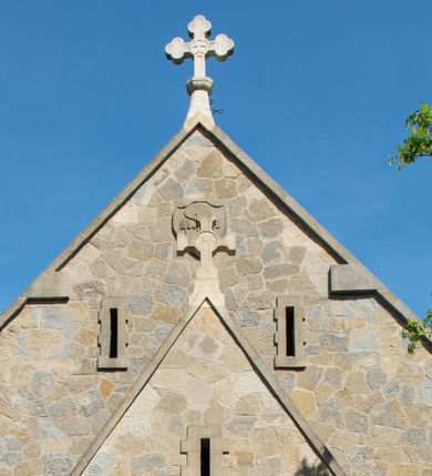 Zdjęcie nr 1: Kościół orientowany, jest budowlą murowaną z kamienia, na rzucie podłużnym. Korpus jednonawowy i dwuprzęsłowy. Do stosunkowo szerokiego, jednoprzęsłowego, zamkniętego trójbocznie prezbiterium od północy przylega zakrystia, a na osi kościoła, od zachodu kruchta. Prezbiterium przekryte jest sklepieniem krzyżowo-żebrowym, a nawa drewnianym sklepieniem kolebkowymi.  Przestrzeń prezbiterium od korpusu nawowego oddziela ostrołukowa arkada tęczowa i drewniana balustrada. Artykulację ścian na zewnątrz kościoła stanowi wieniec przypór ujmujących ściany i naroża korpusu nawowego i prezbiterium.  Do wnętrza prowadzą trzy otwory drzwiowe – jeden przez kruchtę w elewacji północnej, jeden w północnej ścianie korpusu nawowego i jeden przez zakrystię. Dwuskrzydłowe drzwi w kruchcie ujęte są portalem zamkniętym łukiem dwuramiennym, portale pozostałych otworów drzwiowych są ostrołukowe. Ściany korpusu nawowego i prezbiterium przeprute są smukłymi, ostrołukowymi oknami, w nawie wypełnionymi gomółkami, a w prezbiterium dekoracją maswerkową. W szczycie fasady para małych, wąskich okienek w kształcie stojących prostokątów, analogiczne w szczycie kruchty. Korpus nawowy, prezbiterium i zakrystia przekryte są jednym dachem dwuspadowym, wykonanym z blachy, kruchta także dachem dwuspadowym. Na połączeniu nawy i prezbiterium umieszczona jest wieżyczka na sygnaturkę, także obita blachą. Kolorystyka tynków kościoła utrzymana jest w kolorze białym, fasada i kruchta są kamienne. 