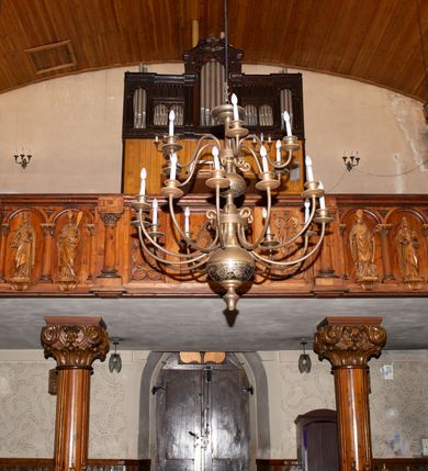 Zdjęcie nr 11: Kościół orientowany, jest budowlą murowaną z kamienia, na rzucie podłużnym. Korpus jednonawowy i dwuprzęsłowy. Do stosunkowo szerokiego, jednoprzęsłowego, zamkniętego trójbocznie prezbiterium od północy przylega zakrystia, a na osi kościoła, od zachodu kruchta. Prezbiterium przekryte jest sklepieniem krzyżowo-żebrowym, a nawa drewnianym sklepieniem kolebkowymi.  Przestrzeń prezbiterium od korpusu nawowego oddziela ostrołukowa arkada tęczowa i drewniana balustrada. Artykulację ścian na zewnątrz kościoła stanowi wieniec przypór ujmujących ściany i naroża korpusu nawowego i prezbiterium.  Do wnętrza prowadzą trzy otwory drzwiowe – jeden przez kruchtę w elewacji północnej, jeden w północnej ścianie korpusu nawowego i jeden przez zakrystię. Dwuskrzydłowe drzwi w kruchcie ujęte są portalem zamkniętym łukiem dwuramiennym, portale pozostałych otworów drzwiowych są ostrołukowe. Ściany korpusu nawowego i prezbiterium przeprute są smukłymi, ostrołukowymi oknami, w nawie wypełnionymi gomółkami, a w prezbiterium dekoracją maswerkową. W szczycie fasady para małych, wąskich okienek w kształcie stojących prostokątów, analogiczne w szczycie kruchty. Korpus nawowy, prezbiterium i zakrystia przekryte są jednym dachem dwuspadowym, wykonanym z blachy, kruchta także dachem dwuspadowym. Na połączeniu nawy i prezbiterium umieszczona jest wieżyczka na sygnaturkę, także obita blachą. Kolorystyka tynków kościoła utrzymana jest w kolorze białym, fasada i kruchta są kamienne. 