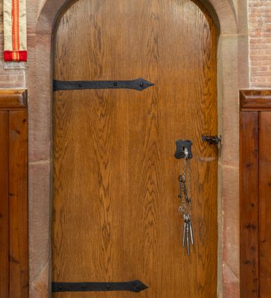 Zdjęcie nr 17: Kościół orientowany, jest budowlą murowaną z kamienia, na rzucie podłużnym. Korpus jednonawowy i dwuprzęsłowy. Do stosunkowo szerokiego, jednoprzęsłowego, zamkniętego trójbocznie prezbiterium od północy przylega zakrystia, a na osi kościoła, od zachodu kruchta. Prezbiterium przekryte jest sklepieniem krzyżowo-żebrowym, a nawa drewnianym sklepieniem kolebkowymi.  Przestrzeń prezbiterium od korpusu nawowego oddziela ostrołukowa arkada tęczowa i drewniana balustrada. Artykulację ścian na zewnątrz kościoła stanowi wieniec przypór ujmujących ściany i naroża korpusu nawowego i prezbiterium.  Do wnętrza prowadzą trzy otwory drzwiowe – jeden przez kruchtę w elewacji północnej, jeden w północnej ścianie korpusu nawowego i jeden przez zakrystię. Dwuskrzydłowe drzwi w kruchcie ujęte są portalem zamkniętym łukiem dwuramiennym, portale pozostałych otworów drzwiowych są ostrołukowe. Ściany korpusu nawowego i prezbiterium przeprute są smukłymi, ostrołukowymi oknami, w nawie wypełnionymi gomółkami, a w prezbiterium dekoracją maswerkową. W szczycie fasady para małych, wąskich okienek w kształcie stojących prostokątów, analogiczne w szczycie kruchty. Korpus nawowy, prezbiterium i zakrystia przekryte są jednym dachem dwuspadowym, wykonanym z blachy, kruchta także dachem dwuspadowym. Na połączeniu nawy i prezbiterium umieszczona jest wieżyczka na sygnaturkę, także obita blachą. Kolorystyka tynków kościoła utrzymana jest w kolorze białym, fasada i kruchta są kamienne. 