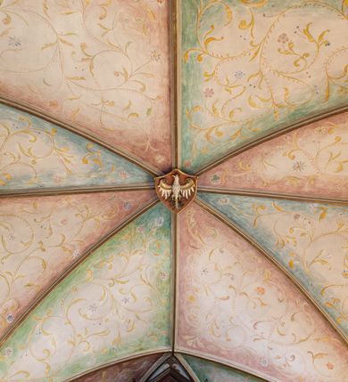 Zdjęcie nr 16: Kościół orientowany, jest budowlą murowaną z kamienia, na rzucie podłużnym. Korpus jednonawowy i dwuprzęsłowy. Do stosunkowo szerokiego, jednoprzęsłowego, zamkniętego trójbocznie prezbiterium od północy przylega zakrystia, a na osi kościoła, od zachodu kruchta. Prezbiterium przekryte jest sklepieniem krzyżowo-żebrowym, a nawa drewnianym sklepieniem kolebkowymi.  Przestrzeń prezbiterium od korpusu nawowego oddziela ostrołukowa arkada tęczowa i drewniana balustrada. Artykulację ścian na zewnątrz kościoła stanowi wieniec przypór ujmujących ściany i naroża korpusu nawowego i prezbiterium.  Do wnętrza prowadzą trzy otwory drzwiowe – jeden przez kruchtę w elewacji północnej, jeden w północnej ścianie korpusu nawowego i jeden przez zakrystię. Dwuskrzydłowe drzwi w kruchcie ujęte są portalem zamkniętym łukiem dwuramiennym, portale pozostałych otworów drzwiowych są ostrołukowe. Ściany korpusu nawowego i prezbiterium przeprute są smukłymi, ostrołukowymi oknami, w nawie wypełnionymi gomółkami, a w prezbiterium dekoracją maswerkową. W szczycie fasady para małych, wąskich okienek w kształcie stojących prostokątów, analogiczne w szczycie kruchty. Korpus nawowy, prezbiterium i zakrystia przekryte są jednym dachem dwuspadowym, wykonanym z blachy, kruchta także dachem dwuspadowym. Na połączeniu nawy i prezbiterium umieszczona jest wieżyczka na sygnaturkę, także obita blachą. Kolorystyka tynków kościoła utrzymana jest w kolorze białym, fasada i kruchta są kamienne. 