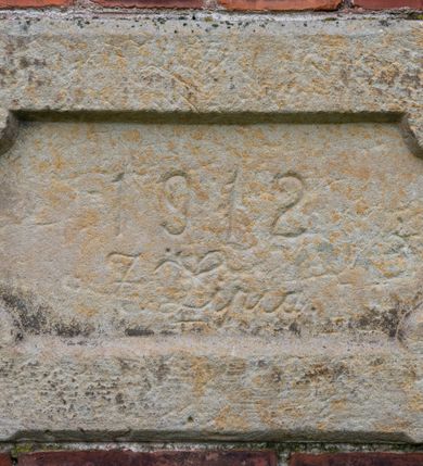 Zdjęcie nr 5: Kościół jest położony w centrum wsi, na północ od główne drogi we wsi, na placu otoczonym kamiennym murem, nakrytym betonowym daszkiem, obsadzony ozdobnym drzewostanem. Wejście na plac kościelny prowadzi przez bramę od południa i wąską furtkę od zachodu. Kościół jest budowlą założoną na planie krzyża łacińskiego, murowaną, skierowaną na północ, trójnawową z transeptem i prezbiterium zakończonym wielobocznie. Wewnątrz dwuprzęsłowe nawy oddzielone są ostrołukowymi arkadami wspartymi na zdwojonych filarach oraz na parze kolumn pośrodku świątyni. Podpory wspierają sklepienie krzyżowo-żebrowe. Od fasady dostawiona masywna wieża na planie prostokąta, zwężająca się ku górze, nakryta namiotowym daszkiem i zwieńczona krzyżem. Wejście południowe w formie prostokątnego portalu, ujętego w dużą ostrołukową arkadę wykonaną z kamiennej okładziny. Powyżej na tle trójdzielnego okna ustawiona jest figura Chrystusa. Pomiędzy zachodnim ramieniem transeptu, a prezbiterium dostawiona zakrystia z wejściem od północy, analogicznie po drugiej stronie kościoła kaplica Najświętszego Serca Pana Jezusa. Nad skrzyżowaniem ramion transeptu umieszczona jest ażurowa wieżyczka na sygnaturkę. Całość opięta szkarpami. Detale dekoracyjne, takie jak narożniki, portale, gzymsy i obramowania okien wykonane z piaskowca. Do świątyni prowadzi też zachodni przedsionek.