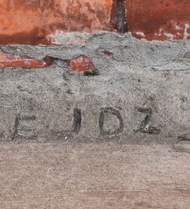 Zdjęcie nr 6: Kościół jest położony w centrum wsi, na północ od główne drogi we wsi, na placu otoczonym kamiennym murem, nakrytym betonowym daszkiem, obsadzony ozdobnym drzewostanem. Wejście na plac kościelny prowadzi przez bramę od południa i wąską furtkę od zachodu. Kościół jest budowlą założoną na planie krzyża łacińskiego, murowaną, skierowaną na północ, trójnawową z transeptem i prezbiterium zakończonym wielobocznie. Wewnątrz dwuprzęsłowe nawy oddzielone są ostrołukowymi arkadami wspartymi na zdwojonych filarach oraz na parze kolumn pośrodku świątyni. Podpory wspierają sklepienie krzyżowo-żebrowe. Od fasady dostawiona masywna wieża na planie prostokąta, zwężająca się ku górze, nakryta namiotowym daszkiem i zwieńczona krzyżem. Wejście południowe w formie prostokątnego portalu, ujętego w dużą ostrołukową arkadę wykonaną z kamiennej okładziny. Powyżej na tle trójdzielnego okna ustawiona jest figura Chrystusa. Pomiędzy zachodnim ramieniem transeptu, a prezbiterium dostawiona zakrystia z wejściem od północy, analogicznie po drugiej stronie kościoła kaplica Najświętszego Serca Pana Jezusa. Nad skrzyżowaniem ramion transeptu umieszczona jest ażurowa wieżyczka na sygnaturkę. Całość opięta szkarpami. Detale dekoracyjne, takie jak narożniki, portale, gzymsy i obramowania okien wykonane z piaskowca. Do świątyni prowadzi też zachodni przedsionek.