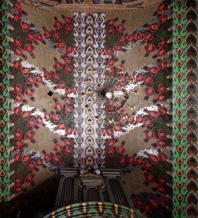 Zdjęcie nr 21: Kościół drewniany, orientowany, składający się z babińca, nawy głównej z przylegającą do niej od północy kaplicą boczną i kruchtą od południa oraz prezbiterium z zakrystią od północy. Prezbiterium i nawa w konstrukcji zrębowej, wieża, soboty i kruchta w słupowej. Kościół jednonawowy, nawa prawie kwadratowa, prezbiterium prostokątne, zamknięte prosto, oddzielone ścianą tęczową. Otwór tęczowy zamknięty łukiem dwuramiennym z biegnącą w poprzek grubą belką. Ściany gładkie, pokryte dekoracją malarską imitującą poziomo ułożone belki z uszczelniającymi je kiczkami, scenami figuralnymi, zacheuszkami i pasami ornamentalnymi. W nawie od zachodu chór muzyczny wsparty na dwóch, profilowanych słupach, z parapetem wybrzuszonym pośrodku; z dekoracją malarską o motywach geometryczno-roślinnych. Nawa i prezbiterium naryte pozornym sklepieniem z pułapami lekko zaokrąglonymi po bokach. Na całości przekrycia dekoracja malarska. W prezbiterium są to postacie aniołów wśród stylizowanych kwiatów na stropie adorujących monogram maryjny, nawę dekorują motywy roślinne. Anioły zdobią również sklepienie kaplicy. Strop babińca oraz fragmenty prezbiterium pokrywa oryginalna dekoracja patronowa złożona z motywów geometrycznych oraz figuralnych. W nawie głównej trzy okna, w prezbiterium i babińcu po dwa – od południa, kolejne do zakrystii; zamknięte łukiem dwuspadowym. Główne wejście od zachodu, drugie przez kruchtę od południa, trzecie do zakrystii. Portal południowy ostrołukowy, dekorowany ornamentem sznurowym, portal do zakrystii zamknięty łukiem w ośli grzbiet. Od zachodu kwadratowa wieża o pochyłych ścianach, z nadwieszoną izbicą, zwieńczona czteropołaciowym, ostrosłupowym hełmem gontowym. Izbica wieży oszalowana dookoła deskami zakończonymi u dołu ozdobnie wyrzynaną koronką. Od południa i wschodu soboty, czyli rodzaj podcieni,  w pozostałych miejscach gontowy kołnierz. Ściany świątyni oraz kaplicy są od zewnątrz szalowane deskami, wieża oraz przedsionek obite są gontem. Dachy i zadaszenia sobot pokryte gontem, kopuła kaplicy oraz wieżyczka na sygnaturkę pokryta blachą. 