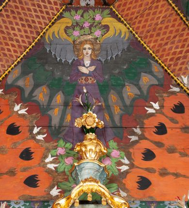 Zdjęcie nr 40: Kościół drewniany, orientowany, składający się z babińca, nawy głównej z przylegającą do niej od północy kaplicą boczną i kruchtą od południa oraz prezbiterium z zakrystią od północy. Prezbiterium i nawa w konstrukcji zrębowej, wieża, soboty i kruchta w słupowej. Kościół jednonawowy, nawa prawie kwadratowa, prezbiterium prostokątne, zamknięte prosto, oddzielone ścianą tęczową. Otwór tęczowy zamknięty łukiem dwuramiennym z biegnącą w poprzek grubą belką. Ściany gładkie, pokryte dekoracją malarską imitującą poziomo ułożone belki z uszczelniającymi je kiczkami, scenami figuralnymi, zacheuszkami i pasami ornamentalnymi. W nawie od zachodu chór muzyczny wsparty na dwóch, profilowanych słupach, z parapetem wybrzuszonym pośrodku; z dekoracją malarską o motywach geometryczno-roślinnych. Nawa i prezbiterium naryte pozornym sklepieniem z pułapami lekko zaokrąglonymi po bokach. Na całości przekrycia dekoracja malarska. W prezbiterium są to postacie aniołów wśród stylizowanych kwiatów na stropie adorujących monogram maryjny, nawę dekorują motywy roślinne. Anioły zdobią również sklepienie kaplicy. Strop babińca oraz fragmenty prezbiterium pokrywa oryginalna dekoracja patronowa złożona z motywów geometrycznych oraz figuralnych. W nawie głównej trzy okna, w prezbiterium i babińcu po dwa – od południa, kolejne do zakrystii; zamknięte łukiem dwuspadowym. Główne wejście od zachodu, drugie przez kruchtę od południa, trzecie do zakrystii. Portal południowy ostrołukowy, dekorowany ornamentem sznurowym, portal do zakrystii zamknięty łukiem w ośli grzbiet. Od zachodu kwadratowa wieża o pochyłych ścianach, z nadwieszoną izbicą, zwieńczona czteropołaciowym, ostrosłupowym hełmem gontowym. Izbica wieży oszalowana dookoła deskami zakończonymi u dołu ozdobnie wyrzynaną koronką. Od południa i wschodu soboty, czyli rodzaj podcieni,  w pozostałych miejscach gontowy kołnierz. Ściany świątyni oraz kaplicy są od zewnątrz szalowane deskami, wieża oraz przedsionek obite są gontem. Dachy i zadaszenia sobot pokryte gontem, kopuła kaplicy oraz wieżyczka na sygnaturkę pokryta blachą. 