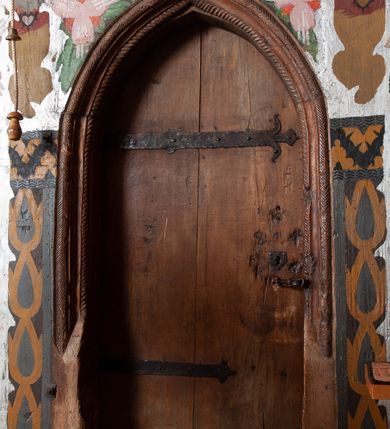 Zdjęcie nr 16: Kościół drewniany, orientowany, składający się z babińca, nawy głównej z przylegającą do niej od północy kaplicą boczną i kruchtą od południa oraz prezbiterium z zakrystią od północy. Prezbiterium i nawa w konstrukcji zrębowej, wieża, soboty i kruchta w słupowej. Kościół jednonawowy, nawa prawie kwadratowa, prezbiterium prostokątne, zamknięte prosto, oddzielone ścianą tęczową. Otwór tęczowy zamknięty łukiem dwuramiennym z biegnącą w poprzek grubą belką. Ściany gładkie, pokryte dekoracją malarską imitującą poziomo ułożone belki z uszczelniającymi je kiczkami, scenami figuralnymi, zacheuszkami i pasami ornamentalnymi. W nawie od zachodu chór muzyczny wsparty na dwóch, profilowanych słupach, z parapetem wybrzuszonym pośrodku; z dekoracją malarską o motywach geometryczno-roślinnych. Nawa i prezbiterium naryte pozornym sklepieniem z pułapami lekko zaokrąglonymi po bokach. Na całości przekrycia dekoracja malarska. W prezbiterium są to postacie aniołów wśród stylizowanych kwiatów na stropie adorujących monogram maryjny, nawę dekorują motywy roślinne. Anioły zdobią również sklepienie kaplicy. Strop babińca oraz fragmenty prezbiterium pokrywa oryginalna dekoracja patronowa złożona z motywów geometrycznych oraz figuralnych. W nawie głównej trzy okna, w prezbiterium i babińcu po dwa – od południa, kolejne do zakrystii; zamknięte łukiem dwuspadowym. Główne wejście od zachodu, drugie przez kruchtę od południa, trzecie do zakrystii. Portal południowy ostrołukowy, dekorowany ornamentem sznurowym, portal do zakrystii zamknięty łukiem w ośli grzbiet. Od zachodu kwadratowa wieża o pochyłych ścianach, z nadwieszoną izbicą, zwieńczona czteropołaciowym, ostrosłupowym hełmem gontowym. Izbica wieży oszalowana dookoła deskami zakończonymi u dołu ozdobnie wyrzynaną koronką. Od południa i wschodu soboty, czyli rodzaj podcieni,  w pozostałych miejscach gontowy kołnierz. Ściany świątyni oraz kaplicy są od zewnątrz szalowane deskami, wieża oraz przedsionek obite są gontem. Dachy i zadaszenia sobot pokryte gontem, kopuła kaplicy oraz wieżyczka na sygnaturkę pokryta blachą. 