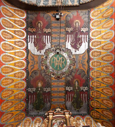 Zdjęcie nr 11: Kościół drewniany, orientowany, składający się z babińca, nawy głównej z przylegającą do niej od północy kaplicą boczną i kruchtą od południa oraz prezbiterium z zakrystią od północy. Prezbiterium i nawa w konstrukcji zrębowej, wieża, soboty i kruchta w słupowej. Kościół jednonawowy, nawa prawie kwadratowa, prezbiterium prostokątne, zamknięte prosto, oddzielone ścianą tęczową. Otwór tęczowy zamknięty łukiem dwuramiennym z biegnącą w poprzek grubą belką. Ściany gładkie, pokryte dekoracją malarską imitującą poziomo ułożone belki z uszczelniającymi je kiczkami, scenami figuralnymi, zacheuszkami i pasami ornamentalnymi. W nawie od zachodu chór muzyczny wsparty na dwóch, profilowanych słupach, z parapetem wybrzuszonym pośrodku; z dekoracją malarską o motywach geometryczno-roślinnych. Nawa i prezbiterium naryte pozornym sklepieniem z pułapami lekko zaokrąglonymi po bokach. Na całości przekrycia dekoracja malarska. W prezbiterium są to postacie aniołów wśród stylizowanych kwiatów na stropie adorujących monogram maryjny, nawę dekorują motywy roślinne. Anioły zdobią również sklepienie kaplicy. Strop babińca oraz fragmenty prezbiterium pokrywa oryginalna dekoracja patronowa złożona z motywów geometrycznych oraz figuralnych. W nawie głównej trzy okna, w prezbiterium i babińcu po dwa – od południa, kolejne do zakrystii; zamknięte łukiem dwuspadowym. Główne wejście od zachodu, drugie przez kruchtę od południa, trzecie do zakrystii. Portal południowy ostrołukowy, dekorowany ornamentem sznurowym, portal do zakrystii zamknięty łukiem w ośli grzbiet. Od zachodu kwadratowa wieża o pochyłych ścianach, z nadwieszoną izbicą, zwieńczona czteropołaciowym, ostrosłupowym hełmem gontowym. Izbica wieży oszalowana dookoła deskami zakończonymi u dołu ozdobnie wyrzynaną koronką. Od południa i wschodu soboty, czyli rodzaj podcieni,  w pozostałych miejscach gontowy kołnierz. Ściany świątyni oraz kaplicy są od zewnątrz szalowane deskami, wieża oraz przedsionek obite są gontem. Dachy i zadaszenia sobot pokryte gontem, kopuła kaplicy oraz wieżyczka na sygnaturkę pokryta blachą. 