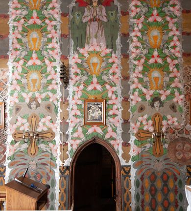 Zdjęcie nr 15: Kościół drewniany, orientowany, składający się z babińca, nawy głównej z przylegającą do niej od północy kaplicą boczną i kruchtą od południa oraz prezbiterium z zakrystią od północy. Prezbiterium i nawa w konstrukcji zrębowej, wieża, soboty i kruchta w słupowej. Kościół jednonawowy, nawa prawie kwadratowa, prezbiterium prostokątne, zamknięte prosto, oddzielone ścianą tęczową. Otwór tęczowy zamknięty łukiem dwuramiennym z biegnącą w poprzek grubą belką. Ściany gładkie, pokryte dekoracją malarską imitującą poziomo ułożone belki z uszczelniającymi je kiczkami, scenami figuralnymi, zacheuszkami i pasami ornamentalnymi. W nawie od zachodu chór muzyczny wsparty na dwóch, profilowanych słupach, z parapetem wybrzuszonym pośrodku; z dekoracją malarską o motywach geometryczno-roślinnych. Nawa i prezbiterium naryte pozornym sklepieniem z pułapami lekko zaokrąglonymi po bokach. Na całości przekrycia dekoracja malarska. W prezbiterium są to postacie aniołów wśród stylizowanych kwiatów na stropie adorujących monogram maryjny, nawę dekorują motywy roślinne. Anioły zdobią również sklepienie kaplicy. Strop babińca oraz fragmenty prezbiterium pokrywa oryginalna dekoracja patronowa złożona z motywów geometrycznych oraz figuralnych. W nawie głównej trzy okna, w prezbiterium i babińcu po dwa – od południa, kolejne do zakrystii; zamknięte łukiem dwuspadowym. Główne wejście od zachodu, drugie przez kruchtę od południa, trzecie do zakrystii. Portal południowy ostrołukowy, dekorowany ornamentem sznurowym, portal do zakrystii zamknięty łukiem w ośli grzbiet. Od zachodu kwadratowa wieża o pochyłych ścianach, z nadwieszoną izbicą, zwieńczona czteropołaciowym, ostrosłupowym hełmem gontowym. Izbica wieży oszalowana dookoła deskami zakończonymi u dołu ozdobnie wyrzynaną koronką. Od południa i wschodu soboty, czyli rodzaj podcieni,  w pozostałych miejscach gontowy kołnierz. Ściany świątyni oraz kaplicy są od zewnątrz szalowane deskami, wieża oraz przedsionek obite są gontem. Dachy i zadaszenia sobot pokryte gontem, kopuła kaplicy oraz wieżyczka na sygnaturkę pokryta blachą. 