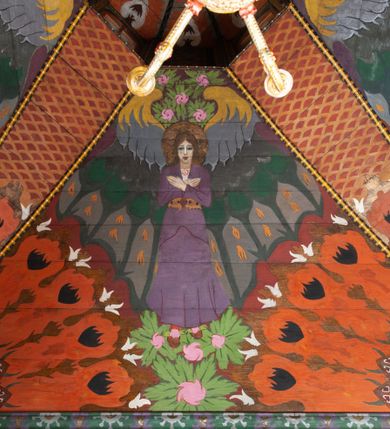 Zdjęcie nr 38: Kościół drewniany, orientowany, składający się z babińca, nawy głównej z przylegającą do niej od północy kaplicą boczną i kruchtą od południa oraz prezbiterium z zakrystią od północy. Prezbiterium i nawa w konstrukcji zrębowej, wieża, soboty i kruchta w słupowej. Kościół jednonawowy, nawa prawie kwadratowa, prezbiterium prostokątne, zamknięte prosto, oddzielone ścianą tęczową. Otwór tęczowy zamknięty łukiem dwuramiennym z biegnącą w poprzek grubą belką. Ściany gładkie, pokryte dekoracją malarską imitującą poziomo ułożone belki z uszczelniającymi je kiczkami, scenami figuralnymi, zacheuszkami i pasami ornamentalnymi. W nawie od zachodu chór muzyczny wsparty na dwóch, profilowanych słupach, z parapetem wybrzuszonym pośrodku; z dekoracją malarską o motywach geometryczno-roślinnych. Nawa i prezbiterium naryte pozornym sklepieniem z pułapami lekko zaokrąglonymi po bokach. Na całości przekrycia dekoracja malarska. W prezbiterium są to postacie aniołów wśród stylizowanych kwiatów na stropie adorujących monogram maryjny, nawę dekorują motywy roślinne. Anioły zdobią również sklepienie kaplicy. Strop babińca oraz fragmenty prezbiterium pokrywa oryginalna dekoracja patronowa złożona z motywów geometrycznych oraz figuralnych. W nawie głównej trzy okna, w prezbiterium i babińcu po dwa – od południa, kolejne do zakrystii; zamknięte łukiem dwuspadowym. Główne wejście od zachodu, drugie przez kruchtę od południa, trzecie do zakrystii. Portal południowy ostrołukowy, dekorowany ornamentem sznurowym, portal do zakrystii zamknięty łukiem w ośli grzbiet. Od zachodu kwadratowa wieża o pochyłych ścianach, z nadwieszoną izbicą, zwieńczona czteropołaciowym, ostrosłupowym hełmem gontowym. Izbica wieży oszalowana dookoła deskami zakończonymi u dołu ozdobnie wyrzynaną koronką. Od południa i wschodu soboty, czyli rodzaj podcieni,  w pozostałych miejscach gontowy kołnierz. Ściany świątyni oraz kaplicy są od zewnątrz szalowane deskami, wieża oraz przedsionek obite są gontem. Dachy i zadaszenia sobot pokryte gontem, kopuła kaplicy oraz wieżyczka na sygnaturkę pokryta blachą. 