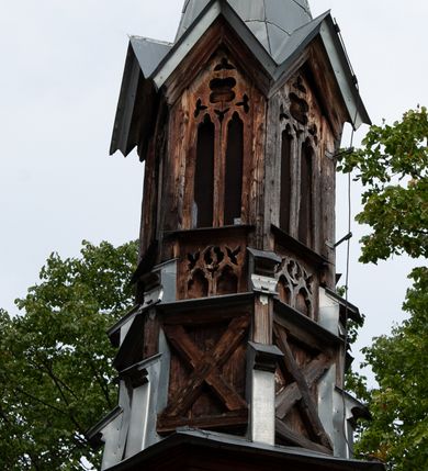 Zdjęcie nr 4: Kościół drewniany, orientowany, składający się z babińca, nawy głównej z przylegającą do niej od północy kaplicą boczną i kruchtą od południa oraz prezbiterium z zakrystią od północy. Prezbiterium i nawa w konstrukcji zrębowej, wieża, soboty i kruchta w słupowej. Kościół jednonawowy, nawa prawie kwadratowa, prezbiterium prostokątne, zamknięte prosto, oddzielone ścianą tęczową. Otwór tęczowy zamknięty łukiem dwuramiennym z biegnącą w poprzek grubą belką. Ściany gładkie, pokryte dekoracją malarską imitującą poziomo ułożone belki z uszczelniającymi je kiczkami, scenami figuralnymi, zacheuszkami i pasami ornamentalnymi. W nawie od zachodu chór muzyczny wsparty na dwóch, profilowanych słupach, z parapetem wybrzuszonym pośrodku; z dekoracją malarską o motywach geometryczno-roślinnych. Nawa i prezbiterium naryte pozornym sklepieniem z pułapami lekko zaokrąglonymi po bokach. Na całości przekrycia dekoracja malarska. W prezbiterium są to postacie aniołów wśród stylizowanych kwiatów na stropie adorujących monogram maryjny, nawę dekorują motywy roślinne. Anioły zdobią również sklepienie kaplicy. Strop babińca oraz fragmenty prezbiterium pokrywa oryginalna dekoracja patronowa złożona z motywów geometrycznych oraz figuralnych. W nawie głównej trzy okna, w prezbiterium i babińcu po dwa – od południa, kolejne do zakrystii; zamknięte łukiem dwuspadowym. Główne wejście od zachodu, drugie przez kruchtę od południa, trzecie do zakrystii. Portal południowy ostrołukowy, dekorowany ornamentem sznurowym, portal do zakrystii zamknięty łukiem w ośli grzbiet. Od zachodu kwadratowa wieża o pochyłych ścianach, z nadwieszoną izbicą, zwieńczona czteropołaciowym, ostrosłupowym hełmem gontowym. Izbica wieży oszalowana dookoła deskami zakończonymi u dołu ozdobnie wyrzynaną koronką. Od południa i wschodu soboty, czyli rodzaj podcieni,  w pozostałych miejscach gontowy kołnierz. Ściany świątyni oraz kaplicy są od zewnątrz szalowane deskami, wieża oraz przedsionek obite są gontem. Dachy i zadaszenia sobot pokryte gontem, kopuła kaplicy oraz wieżyczka na sygnaturkę pokryta blachą. 