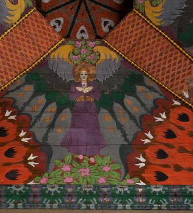 Zdjęcie nr 37: Kościół drewniany, orientowany, składający się z babińca, nawy głównej z przylegającą do niej od północy kaplicą boczną i kruchtą od południa oraz prezbiterium z zakrystią od północy. Prezbiterium i nawa w konstrukcji zrębowej, wieża, soboty i kruchta w słupowej. Kościół jednonawowy, nawa prawie kwadratowa, prezbiterium prostokątne, zamknięte prosto, oddzielone ścianą tęczową. Otwór tęczowy zamknięty łukiem dwuramiennym z biegnącą w poprzek grubą belką. Ściany gładkie, pokryte dekoracją malarską imitującą poziomo ułożone belki z uszczelniającymi je kiczkami, scenami figuralnymi, zacheuszkami i pasami ornamentalnymi. W nawie od zachodu chór muzyczny wsparty na dwóch, profilowanych słupach, z parapetem wybrzuszonym pośrodku; z dekoracją malarską o motywach geometryczno-roślinnych. Nawa i prezbiterium naryte pozornym sklepieniem z pułapami lekko zaokrąglonymi po bokach. Na całości przekrycia dekoracja malarska. W prezbiterium są to postacie aniołów wśród stylizowanych kwiatów na stropie adorujących monogram maryjny, nawę dekorują motywy roślinne. Anioły zdobią również sklepienie kaplicy. Strop babińca oraz fragmenty prezbiterium pokrywa oryginalna dekoracja patronowa złożona z motywów geometrycznych oraz figuralnych. W nawie głównej trzy okna, w prezbiterium i babińcu po dwa – od południa, kolejne do zakrystii; zamknięte łukiem dwuspadowym. Główne wejście od zachodu, drugie przez kruchtę od południa, trzecie do zakrystii. Portal południowy ostrołukowy, dekorowany ornamentem sznurowym, portal do zakrystii zamknięty łukiem w ośli grzbiet. Od zachodu kwadratowa wieża o pochyłych ścianach, z nadwieszoną izbicą, zwieńczona czteropołaciowym, ostrosłupowym hełmem gontowym. Izbica wieży oszalowana dookoła deskami zakończonymi u dołu ozdobnie wyrzynaną koronką. Od południa i wschodu soboty, czyli rodzaj podcieni,  w pozostałych miejscach gontowy kołnierz. Ściany świątyni oraz kaplicy są od zewnątrz szalowane deskami, wieża oraz przedsionek obite są gontem. Dachy i zadaszenia sobot pokryte gontem, kopuła kaplicy oraz wieżyczka na sygnaturkę pokryta blachą. 