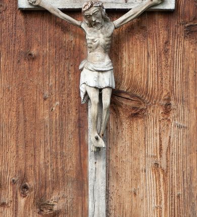 Zdjęcie nr 3: Kościół drewniany, orientowany, składający się z babińca, nawy głównej z przylegającą do niej od północy kaplicą boczną i kruchtą od południa oraz prezbiterium z zakrystią od północy. Prezbiterium i nawa w konstrukcji zrębowej, wieża, soboty i kruchta w słupowej. Kościół jednonawowy, nawa prawie kwadratowa, prezbiterium prostokątne, zamknięte prosto, oddzielone ścianą tęczową. Otwór tęczowy zamknięty łukiem dwuramiennym z biegnącą w poprzek grubą belką. Ściany gładkie, pokryte dekoracją malarską imitującą poziomo ułożone belki z uszczelniającymi je kiczkami, scenami figuralnymi, zacheuszkami i pasami ornamentalnymi. W nawie od zachodu chór muzyczny wsparty na dwóch, profilowanych słupach, z parapetem wybrzuszonym pośrodku; z dekoracją malarską o motywach geometryczno-roślinnych. Nawa i prezbiterium naryte pozornym sklepieniem z pułapami lekko zaokrąglonymi po bokach. Na całości przekrycia dekoracja malarska. W prezbiterium są to postacie aniołów wśród stylizowanych kwiatów na stropie adorujących monogram maryjny, nawę dekorują motywy roślinne. Anioły zdobią również sklepienie kaplicy. Strop babińca oraz fragmenty prezbiterium pokrywa oryginalna dekoracja patronowa złożona z motywów geometrycznych oraz figuralnych. W nawie głównej trzy okna, w prezbiterium i babińcu po dwa – od południa, kolejne do zakrystii; zamknięte łukiem dwuspadowym. Główne wejście od zachodu, drugie przez kruchtę od południa, trzecie do zakrystii. Portal południowy ostrołukowy, dekorowany ornamentem sznurowym, portal do zakrystii zamknięty łukiem w ośli grzbiet. Od zachodu kwadratowa wieża o pochyłych ścianach, z nadwieszoną izbicą, zwieńczona czteropołaciowym, ostrosłupowym hełmem gontowym. Izbica wieży oszalowana dookoła deskami zakończonymi u dołu ozdobnie wyrzynaną koronką. Od południa i wschodu soboty, czyli rodzaj podcieni,  w pozostałych miejscach gontowy kołnierz. Ściany świątyni oraz kaplicy są od zewnątrz szalowane deskami, wieża oraz przedsionek obite są gontem. Dachy i zadaszenia sobot pokryte gontem, kopuła kaplicy oraz wieżyczka na sygnaturkę pokryta blachą. 