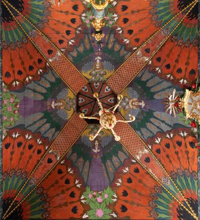 Zdjęcie nr 35: Kościół drewniany, orientowany, składający się z babińca, nawy głównej z przylegającą do niej od północy kaplicą boczną i kruchtą od południa oraz prezbiterium z zakrystią od północy. Prezbiterium i nawa w konstrukcji zrębowej, wieża, soboty i kruchta w słupowej. Kościół jednonawowy, nawa prawie kwadratowa, prezbiterium prostokątne, zamknięte prosto, oddzielone ścianą tęczową. Otwór tęczowy zamknięty łukiem dwuramiennym z biegnącą w poprzek grubą belką. Ściany gładkie, pokryte dekoracją malarską imitującą poziomo ułożone belki z uszczelniającymi je kiczkami, scenami figuralnymi, zacheuszkami i pasami ornamentalnymi. W nawie od zachodu chór muzyczny wsparty na dwóch, profilowanych słupach, z parapetem wybrzuszonym pośrodku; z dekoracją malarską o motywach geometryczno-roślinnych. Nawa i prezbiterium naryte pozornym sklepieniem z pułapami lekko zaokrąglonymi po bokach. Na całości przekrycia dekoracja malarska. W prezbiterium są to postacie aniołów wśród stylizowanych kwiatów na stropie adorujących monogram maryjny, nawę dekorują motywy roślinne. Anioły zdobią również sklepienie kaplicy. Strop babińca oraz fragmenty prezbiterium pokrywa oryginalna dekoracja patronowa złożona z motywów geometrycznych oraz figuralnych. W nawie głównej trzy okna, w prezbiterium i babińcu po dwa – od południa, kolejne do zakrystii; zamknięte łukiem dwuspadowym. Główne wejście od zachodu, drugie przez kruchtę od południa, trzecie do zakrystii. Portal południowy ostrołukowy, dekorowany ornamentem sznurowym, portal do zakrystii zamknięty łukiem w ośli grzbiet. Od zachodu kwadratowa wieża o pochyłych ścianach, z nadwieszoną izbicą, zwieńczona czteropołaciowym, ostrosłupowym hełmem gontowym. Izbica wieży oszalowana dookoła deskami zakończonymi u dołu ozdobnie wyrzynaną koronką. Od południa i wschodu soboty, czyli rodzaj podcieni,  w pozostałych miejscach gontowy kołnierz. Ściany świątyni oraz kaplicy są od zewnątrz szalowane deskami, wieża oraz przedsionek obite są gontem. Dachy i zadaszenia sobot pokryte gontem, kopuła kaplicy oraz wieżyczka na sygnaturkę pokryta blachą. 