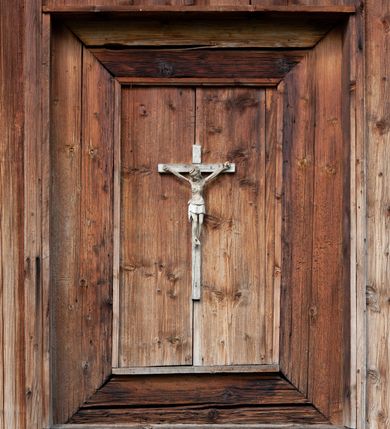 Zdjęcie nr 2: Kościół drewniany, orientowany, składający się z babińca, nawy głównej z przylegającą do niej od północy kaplicą boczną i kruchtą od południa oraz prezbiterium z zakrystią od północy. Prezbiterium i nawa w konstrukcji zrębowej, wieża, soboty i kruchta w słupowej. Kościół jednonawowy, nawa prawie kwadratowa, prezbiterium prostokątne, zamknięte prosto, oddzielone ścianą tęczową. Otwór tęczowy zamknięty łukiem dwuramiennym z biegnącą w poprzek grubą belką. Ściany gładkie, pokryte dekoracją malarską imitującą poziomo ułożone belki z uszczelniającymi je kiczkami, scenami figuralnymi, zacheuszkami i pasami ornamentalnymi. W nawie od zachodu chór muzyczny wsparty na dwóch, profilowanych słupach, z parapetem wybrzuszonym pośrodku; z dekoracją malarską o motywach geometryczno-roślinnych. Nawa i prezbiterium naryte pozornym sklepieniem z pułapami lekko zaokrąglonymi po bokach. Na całości przekrycia dekoracja malarska. W prezbiterium są to postacie aniołów wśród stylizowanych kwiatów na stropie adorujących monogram maryjny, nawę dekorują motywy roślinne. Anioły zdobią również sklepienie kaplicy. Strop babińca oraz fragmenty prezbiterium pokrywa oryginalna dekoracja patronowa złożona z motywów geometrycznych oraz figuralnych. W nawie głównej trzy okna, w prezbiterium i babińcu po dwa – od południa, kolejne do zakrystii; zamknięte łukiem dwuspadowym. Główne wejście od zachodu, drugie przez kruchtę od południa, trzecie do zakrystii. Portal południowy ostrołukowy, dekorowany ornamentem sznurowym, portal do zakrystii zamknięty łukiem w ośli grzbiet. Od zachodu kwadratowa wieża o pochyłych ścianach, z nadwieszoną izbicą, zwieńczona czteropołaciowym, ostrosłupowym hełmem gontowym. Izbica wieży oszalowana dookoła deskami zakończonymi u dołu ozdobnie wyrzynaną koronką. Od południa i wschodu soboty, czyli rodzaj podcieni,  w pozostałych miejscach gontowy kołnierz. Ściany świątyni oraz kaplicy są od zewnątrz szalowane deskami, wieża oraz przedsionek obite są gontem. Dachy i zadaszenia sobot pokryte gontem, kopuła kaplicy oraz wieżyczka na sygnaturkę pokryta blachą. 