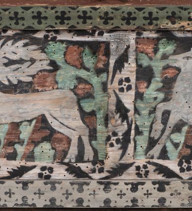 Zdjęcie nr 29: Kościół drewniany, orientowany, składający się z babińca, nawy głównej z przylegającą do niej od północy kaplicą boczną i kruchtą od południa oraz prezbiterium z zakrystią od północy. Prezbiterium i nawa w konstrukcji zrębowej, wieża, soboty i kruchta w słupowej. Kościół jednonawowy, nawa prawie kwadratowa, prezbiterium prostokątne, zamknięte prosto, oddzielone ścianą tęczową. Otwór tęczowy zamknięty łukiem dwuramiennym z biegnącą w poprzek grubą belką. Ściany gładkie, pokryte dekoracją malarską imitującą poziomo ułożone belki z uszczelniającymi je kiczkami, scenami figuralnymi, zacheuszkami i pasami ornamentalnymi. W nawie od zachodu chór muzyczny wsparty na dwóch, profilowanych słupach, z parapetem wybrzuszonym pośrodku; z dekoracją malarską o motywach geometryczno-roślinnych. Nawa i prezbiterium naryte pozornym sklepieniem z pułapami lekko zaokrąglonymi po bokach. Na całości przekrycia dekoracja malarska. W prezbiterium są to postacie aniołów wśród stylizowanych kwiatów na stropie adorujących monogram maryjny, nawę dekorują motywy roślinne. Anioły zdobią również sklepienie kaplicy. Strop babińca oraz fragmenty prezbiterium pokrywa oryginalna dekoracja patronowa złożona z motywów geometrycznych oraz figuralnych. W nawie głównej trzy okna, w prezbiterium i babińcu po dwa – od południa, kolejne do zakrystii; zamknięte łukiem dwuspadowym. Główne wejście od zachodu, drugie przez kruchtę od południa, trzecie do zakrystii. Portal południowy ostrołukowy, dekorowany ornamentem sznurowym, portal do zakrystii zamknięty łukiem w ośli grzbiet. Od zachodu kwadratowa wieża o pochyłych ścianach, z nadwieszoną izbicą, zwieńczona czteropołaciowym, ostrosłupowym hełmem gontowym. Izbica wieży oszalowana dookoła deskami zakończonymi u dołu ozdobnie wyrzynaną koronką. Od południa i wschodu soboty, czyli rodzaj podcieni,  w pozostałych miejscach gontowy kołnierz. Ściany świątyni oraz kaplicy są od zewnątrz szalowane deskami, wieża oraz przedsionek obite są gontem. Dachy i zadaszenia sobot pokryte gontem, kopuła kaplicy oraz wieżyczka na sygnaturkę pokryta blachą. 