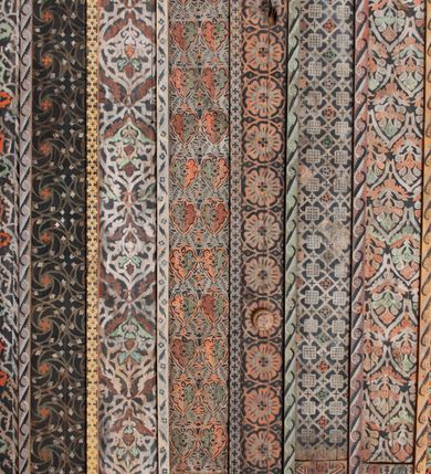 Zdjęcie nr 32: Kościół drewniany, orientowany, składający się z babińca, nawy głównej z przylegającą do niej od północy kaplicą boczną i kruchtą od południa oraz prezbiterium z zakrystią od północy. Prezbiterium i nawa w konstrukcji zrębowej, wieża, soboty i kruchta w słupowej. Kościół jednonawowy, nawa prawie kwadratowa, prezbiterium prostokątne, zamknięte prosto, oddzielone ścianą tęczową. Otwór tęczowy zamknięty łukiem dwuramiennym z biegnącą w poprzek grubą belką. Ściany gładkie, pokryte dekoracją malarską imitującą poziomo ułożone belki z uszczelniającymi je kiczkami, scenami figuralnymi, zacheuszkami i pasami ornamentalnymi. W nawie od zachodu chór muzyczny wsparty na dwóch, profilowanych słupach, z parapetem wybrzuszonym pośrodku; z dekoracją malarską o motywach geometryczno-roślinnych. Nawa i prezbiterium naryte pozornym sklepieniem z pułapami lekko zaokrąglonymi po bokach. Na całości przekrycia dekoracja malarska. W prezbiterium są to postacie aniołów wśród stylizowanych kwiatów na stropie adorujących monogram maryjny, nawę dekorują motywy roślinne. Anioły zdobią również sklepienie kaplicy. Strop babińca oraz fragmenty prezbiterium pokrywa oryginalna dekoracja patronowa złożona z motywów geometrycznych oraz figuralnych. W nawie głównej trzy okna, w prezbiterium i babińcu po dwa – od południa, kolejne do zakrystii; zamknięte łukiem dwuspadowym. Główne wejście od zachodu, drugie przez kruchtę od południa, trzecie do zakrystii. Portal południowy ostrołukowy, dekorowany ornamentem sznurowym, portal do zakrystii zamknięty łukiem w ośli grzbiet. Od zachodu kwadratowa wieża o pochyłych ścianach, z nadwieszoną izbicą, zwieńczona czteropołaciowym, ostrosłupowym hełmem gontowym. Izbica wieży oszalowana dookoła deskami zakończonymi u dołu ozdobnie wyrzynaną koronką. Od południa i wschodu soboty, czyli rodzaj podcieni,  w pozostałych miejscach gontowy kołnierz. Ściany świątyni oraz kaplicy są od zewnątrz szalowane deskami, wieża oraz przedsionek obite są gontem. Dachy i zadaszenia sobot pokryte gontem, kopuła kaplicy oraz wieżyczka na sygnaturkę pokryta blachą. 